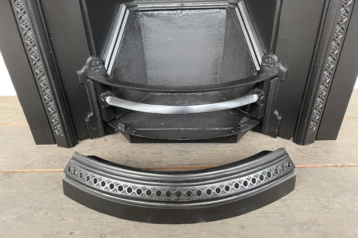 Reclaimed Victorian arched cast iron fireplace insert In Good Condition In Manchester, GB