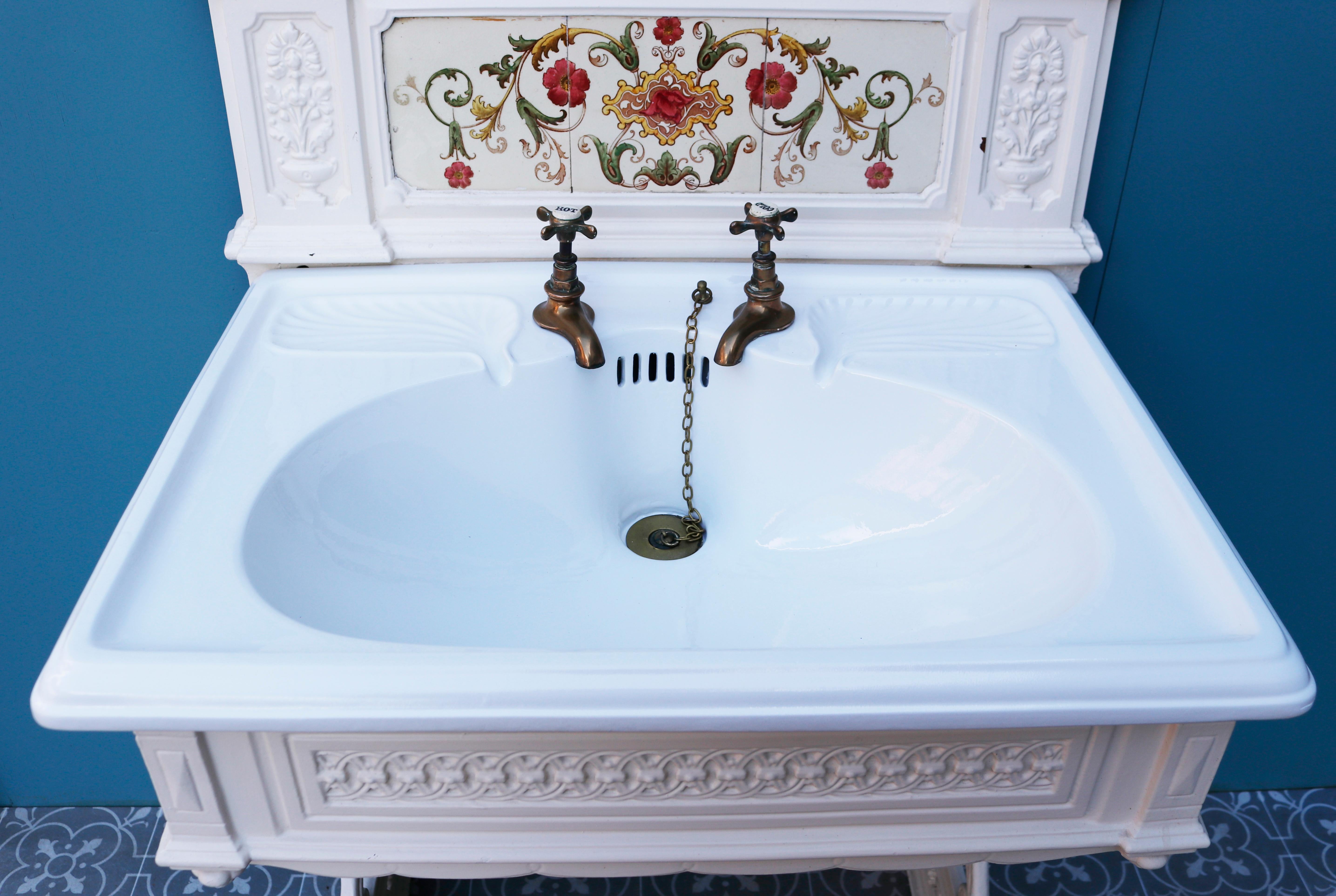 Reclaimed Victorian Style Basin with Stand In Good Condition In Wormelow, Herefordshire