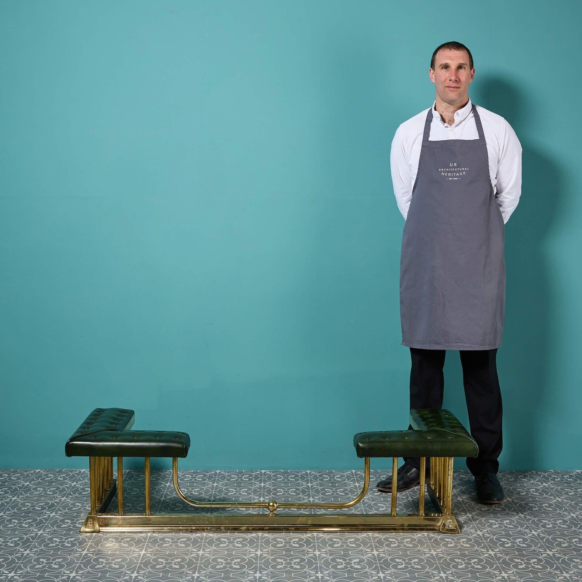 Un parafango di recupero in stile vittoriano con seduta in pelle verde abbottonata, perfetto per un camino in stile tradizionale!

Realizzato in acciaio con parti e finiture decorative in ottone, questo parafuoco per caminetto è dotato di una
