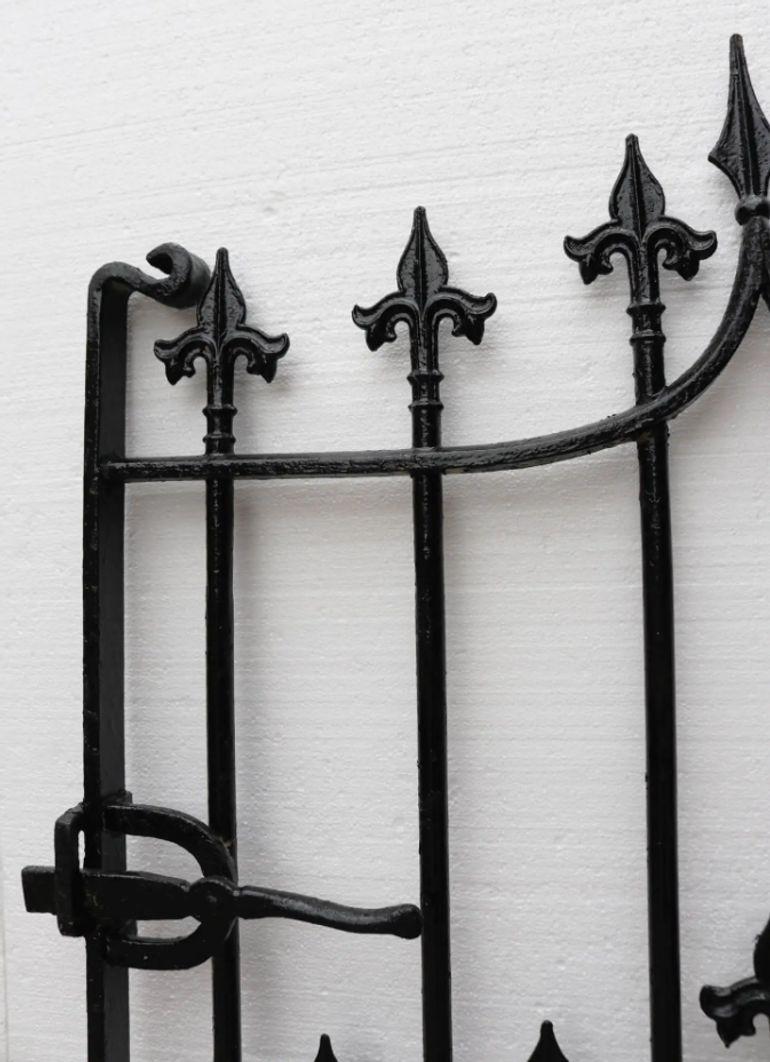 Reclaimed Victorian Wrought Iron Side Gate with Finials In Fair Condition For Sale In Wormelow, Herefordshire