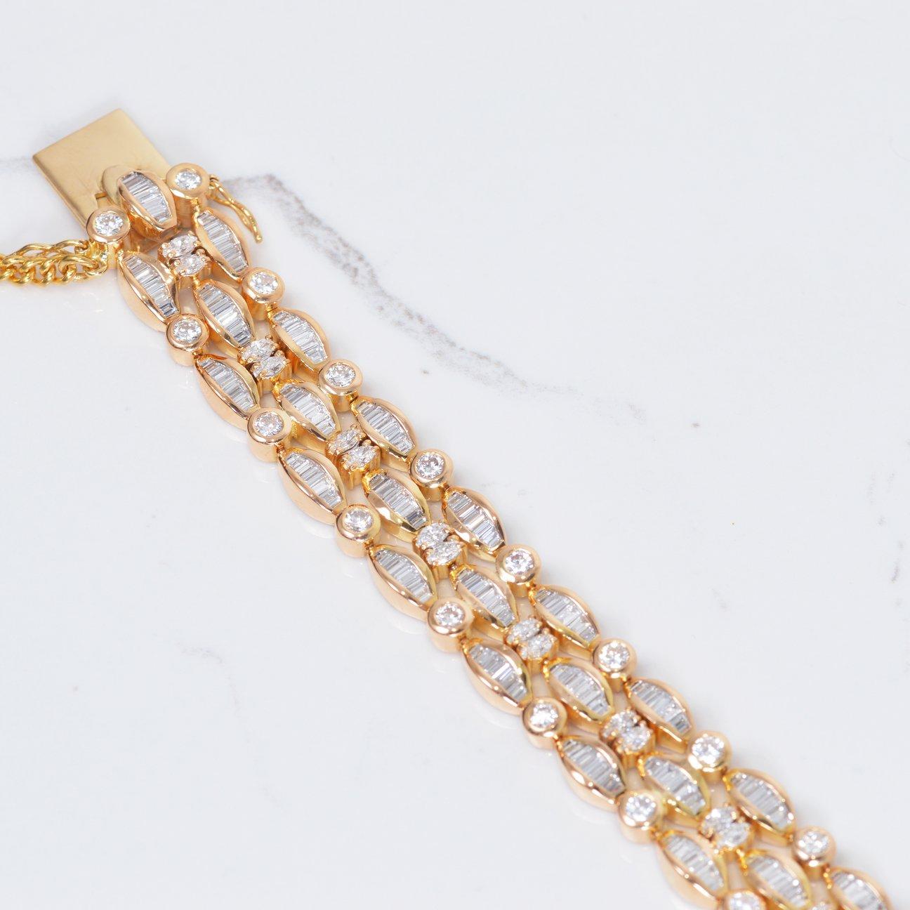 Ce magnifique bracelet en diamants est une pièce vintage récupérée, et nous ne pouvons pas nous en passer ! Ce magnifique bracelet est rempli de 11,25 carats de diamants, tous sertis dans de l'or jaune 22k. Il mesure 7 pouces de long.