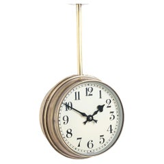 Horloge d'usine industrielle vintage double face en laiton récupérée par Synchronome