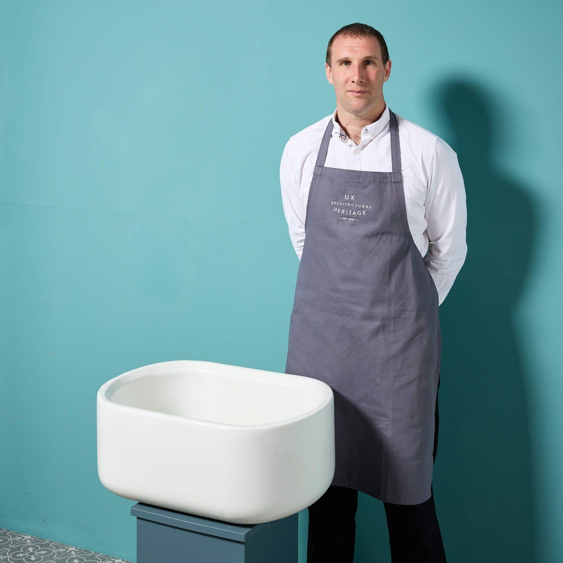 Ein ungewöhnlich geformtes englisches ovales Belfast-Waschbecken, das aus einer britischen Fabrik zurückgewonnen wurde. Mit dem Originalabfluss ausgestattet, ist dieses wiederaufbereitete Belfast-Spülbecken die perfekte Ergänzung für eine moderne