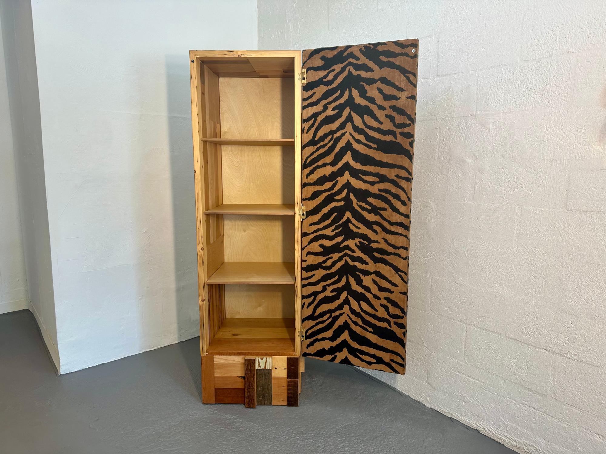 Fabrice ha progettato e realizzato a mano la bella credenza di velluto con diversi pezzi di legno duro recuperati e un tessuto esotico a stampa animale. È rifinito con un olio atossico che accentua le venature naturali del legno. Ha un'anta