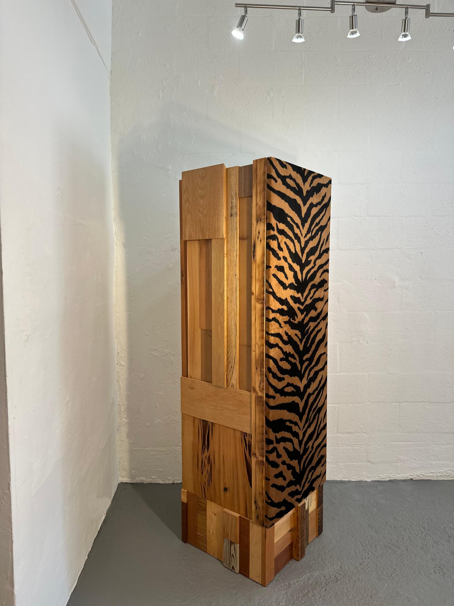 Organico moderno Armadio in legno e velluto di recupero, realizzato a mano da Rafael Calvo in vendita