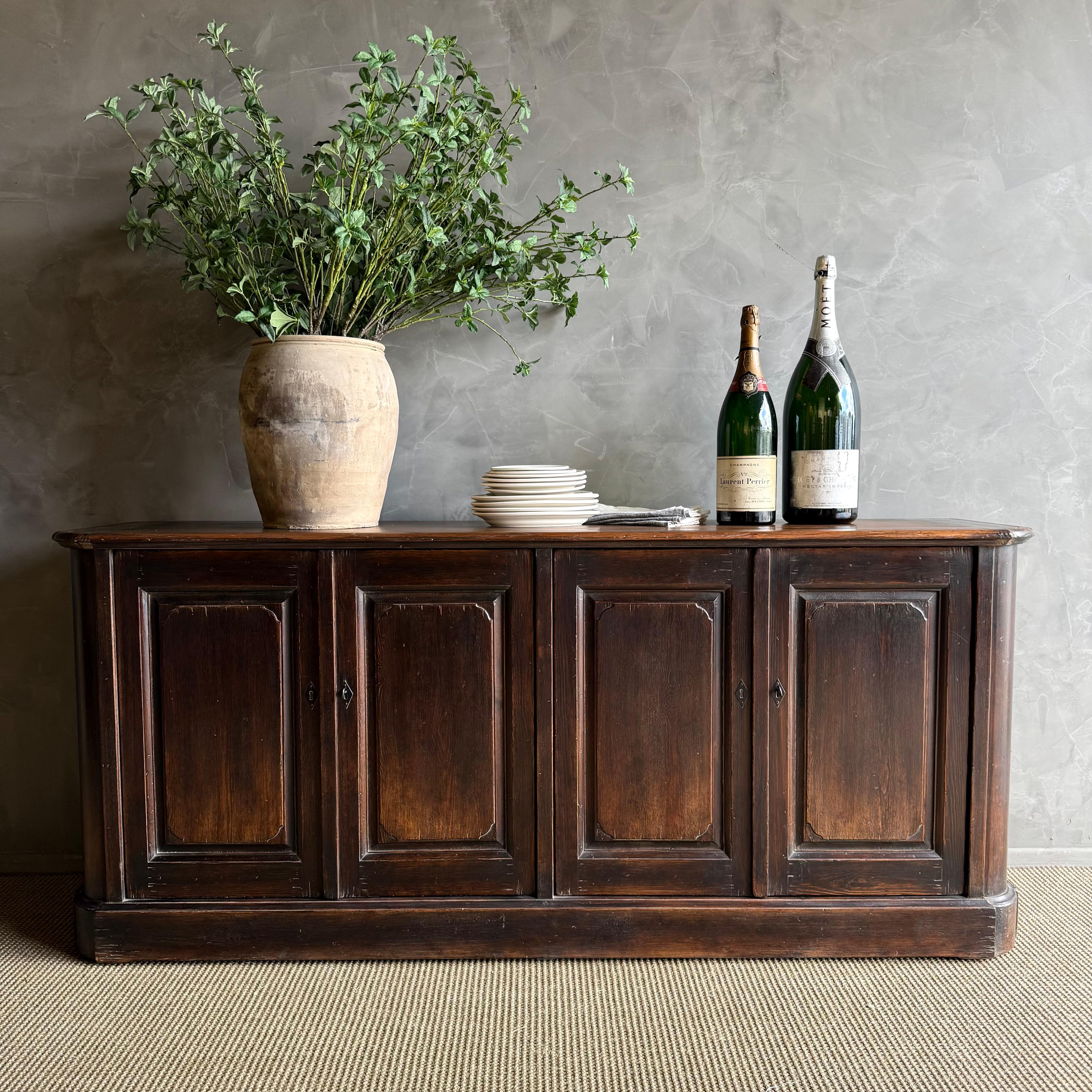 Mobile da bistrot The Bennetts
Questo mobile è costruito in legno recuperato, con una bellissima finitura consumata dal tempo in un marrone cioccolato scuro.
4 porte che si aprono e si chiudono con facilità, una chiave di chiusura funzionante per