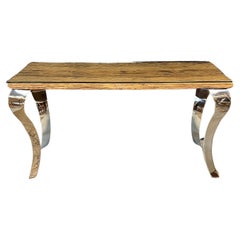 Table console en bois de récupération avec plateau en verre et pieds cabriole nickelé