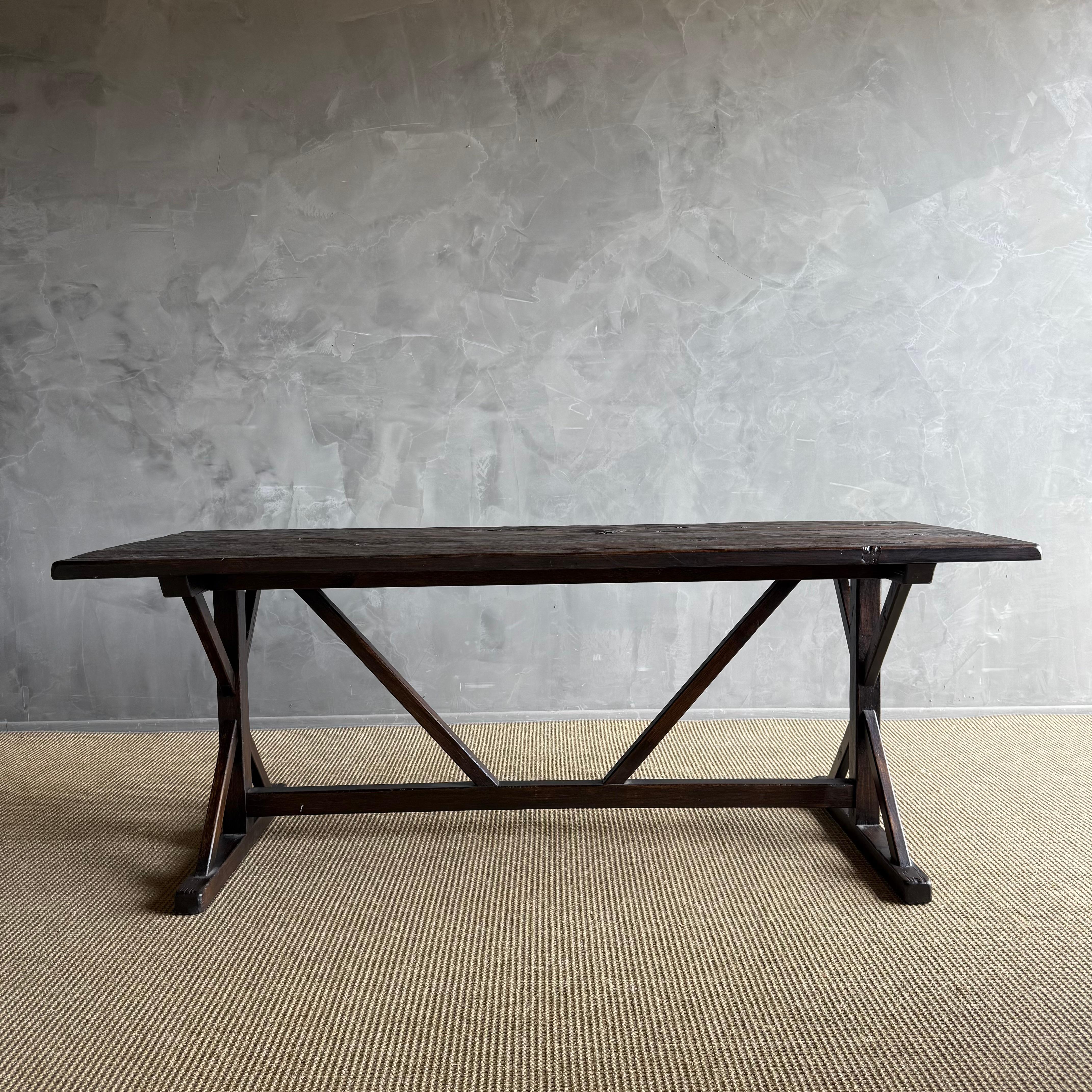 Table de salle à manger en bois recyclé teinté noyer foncé en vente 8