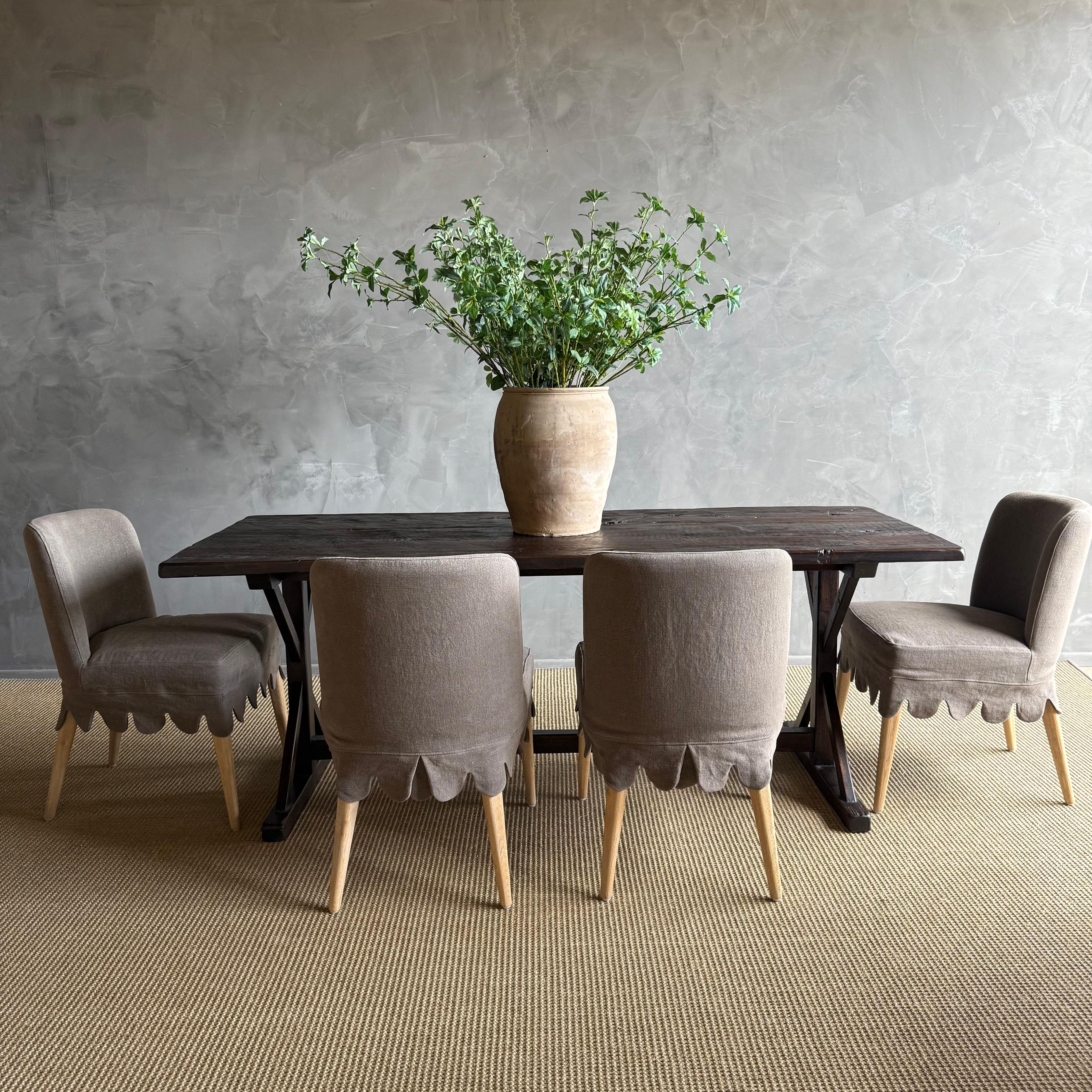 Table de salle à manger à tréteaux fabriquée à partir de chêne récupéré dans une riche teinte de noyer. Le motif unique de grain croisé ajoute une touche de charme rustique à tout espace de repas.
78.75