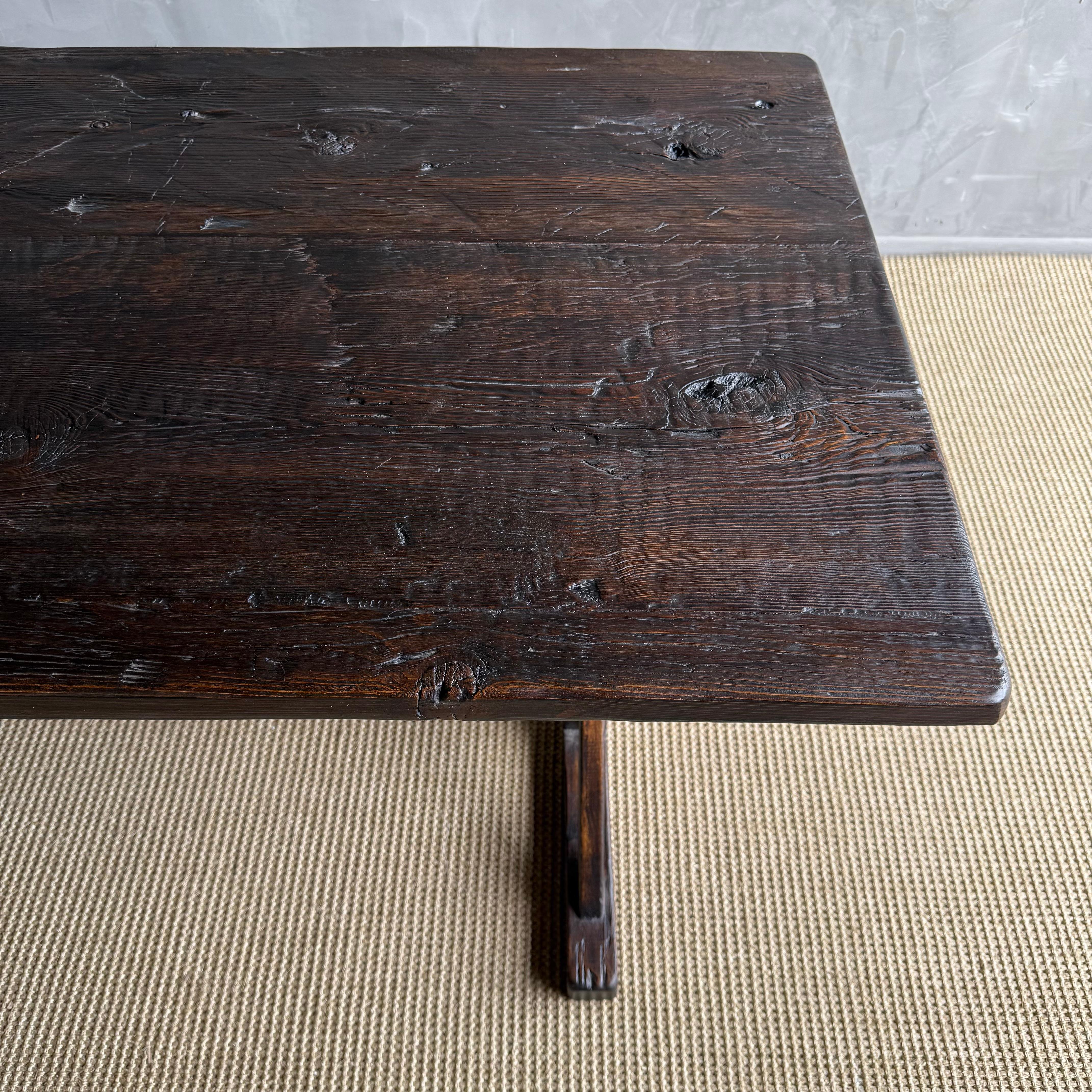 Table de salle à manger en bois recyclé teinté noyer foncé en vente 1