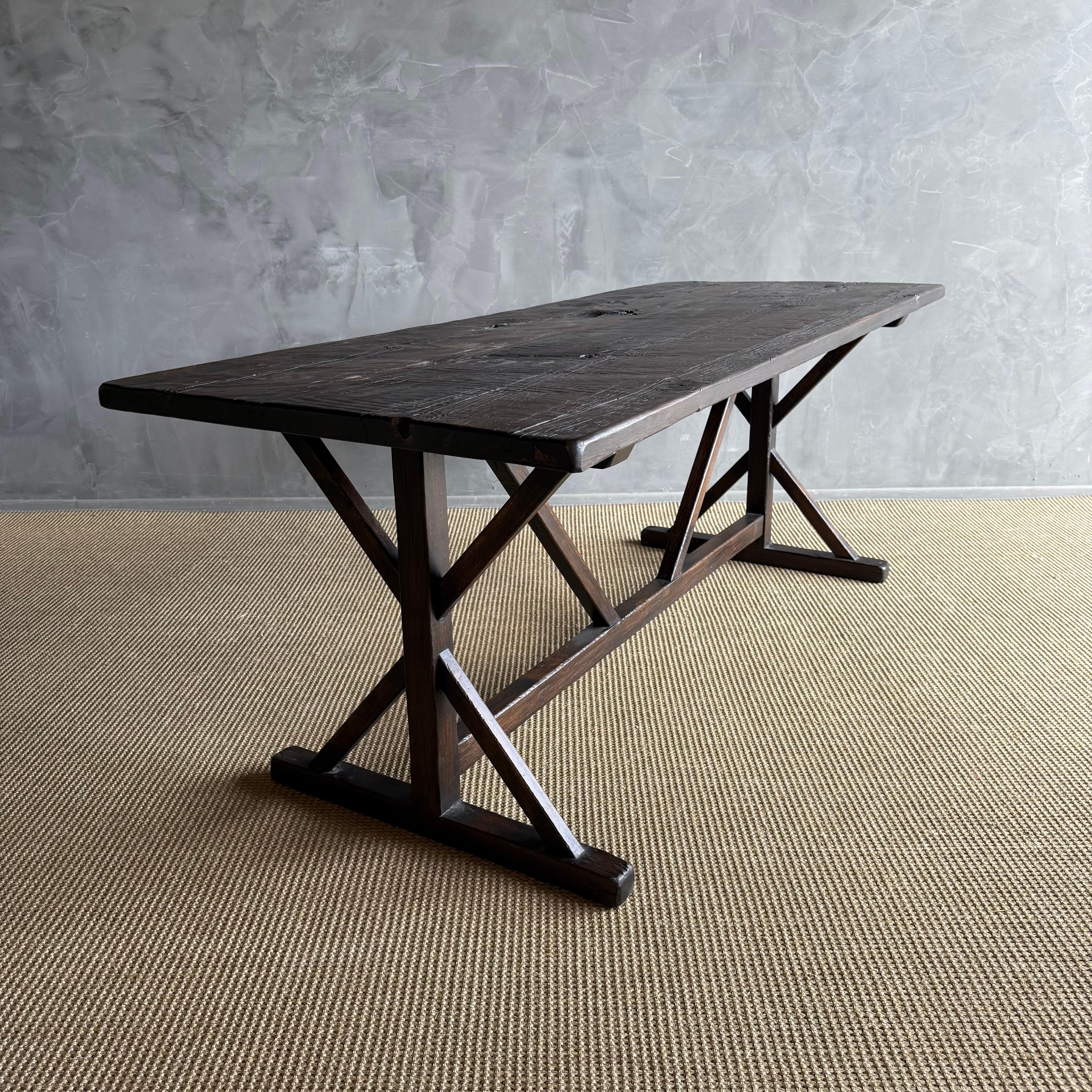 Table de salle à manger en bois recyclé teinté noyer foncé en vente 4