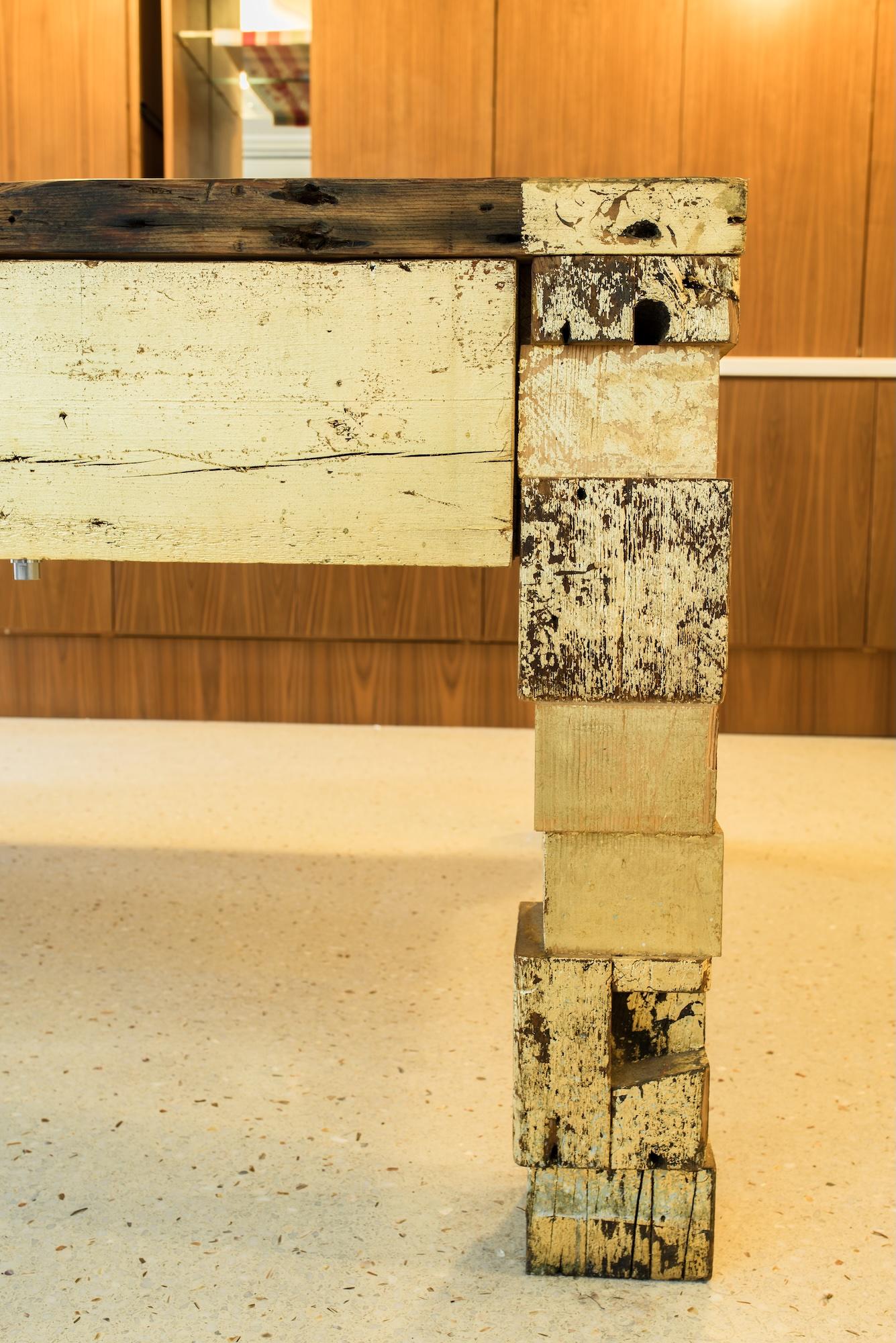 Mesa de Comedor de Bloque Dorado de Madera Recuperada, Diseño y Fabricación Artesanal de Rafael Calvo en Nuevo estado para la venta en Miami, FL