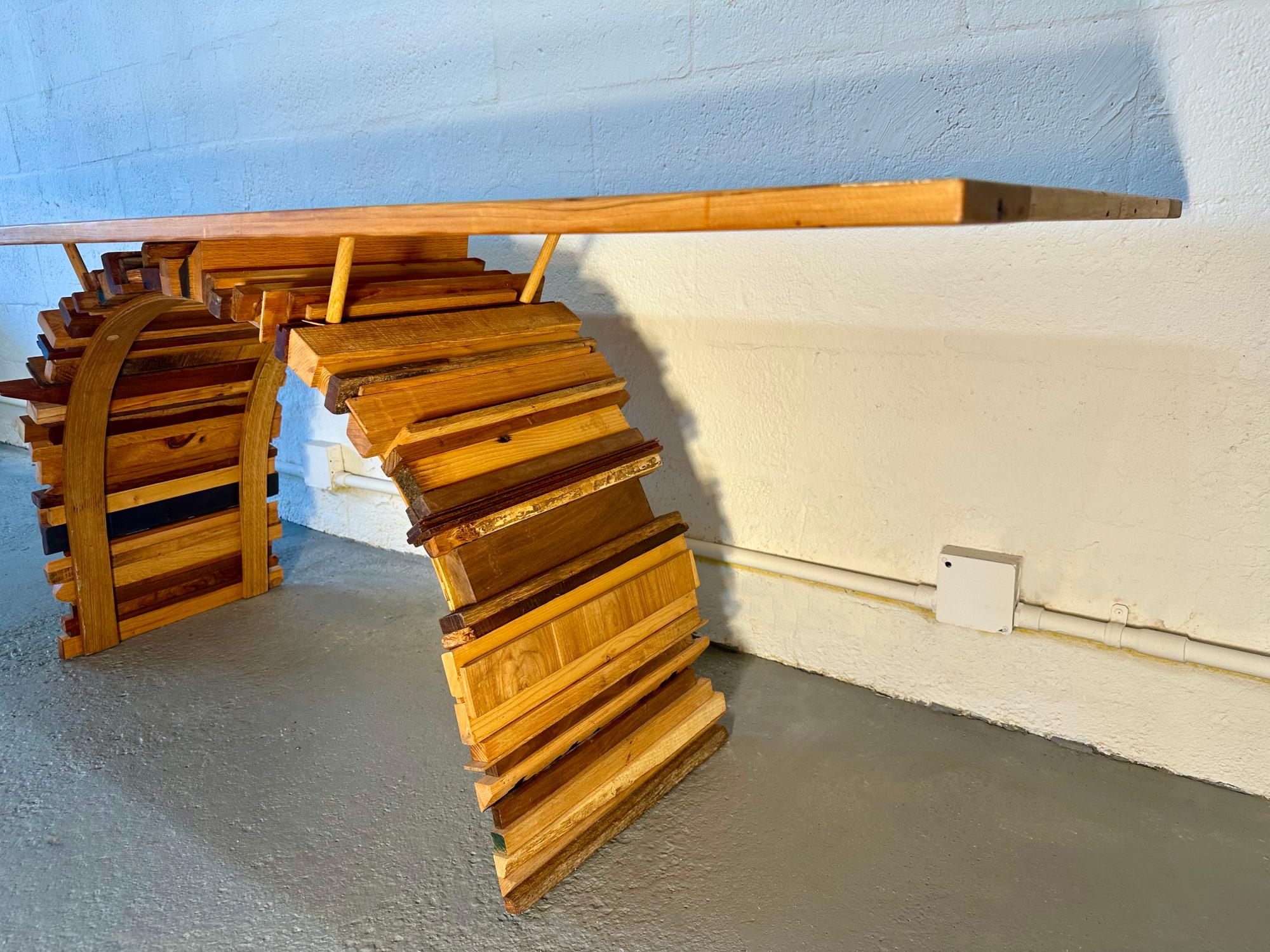 Rafael ha progettato e realizzato meticolosamente a mano il Tavolo Consolle Half Moon. Il piano è realizzato con legno di abete Douglas di 150 anni fa e An He ha utilizzato pezzi di legno duro recuperati per costruire la sua unica e bellissima