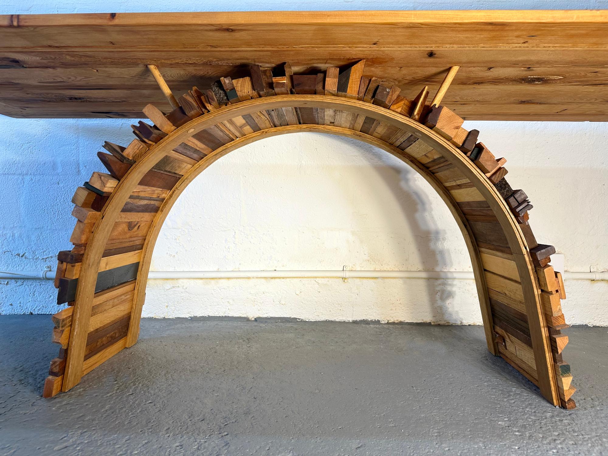Tavolo mezzaluna in legno recuperato progettato e realizzato a mano da Rafael Calvo In condizioni Nuovo in vendita a Miami, FL