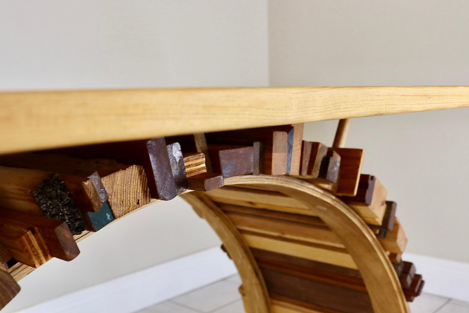 Legno di recupero Tavolo mezzaluna in legno recuperato progettato e realizzato a mano da Rafael Calvo in vendita