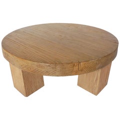 Table basse ronde en bois récupéré par Dos Gallos Studio