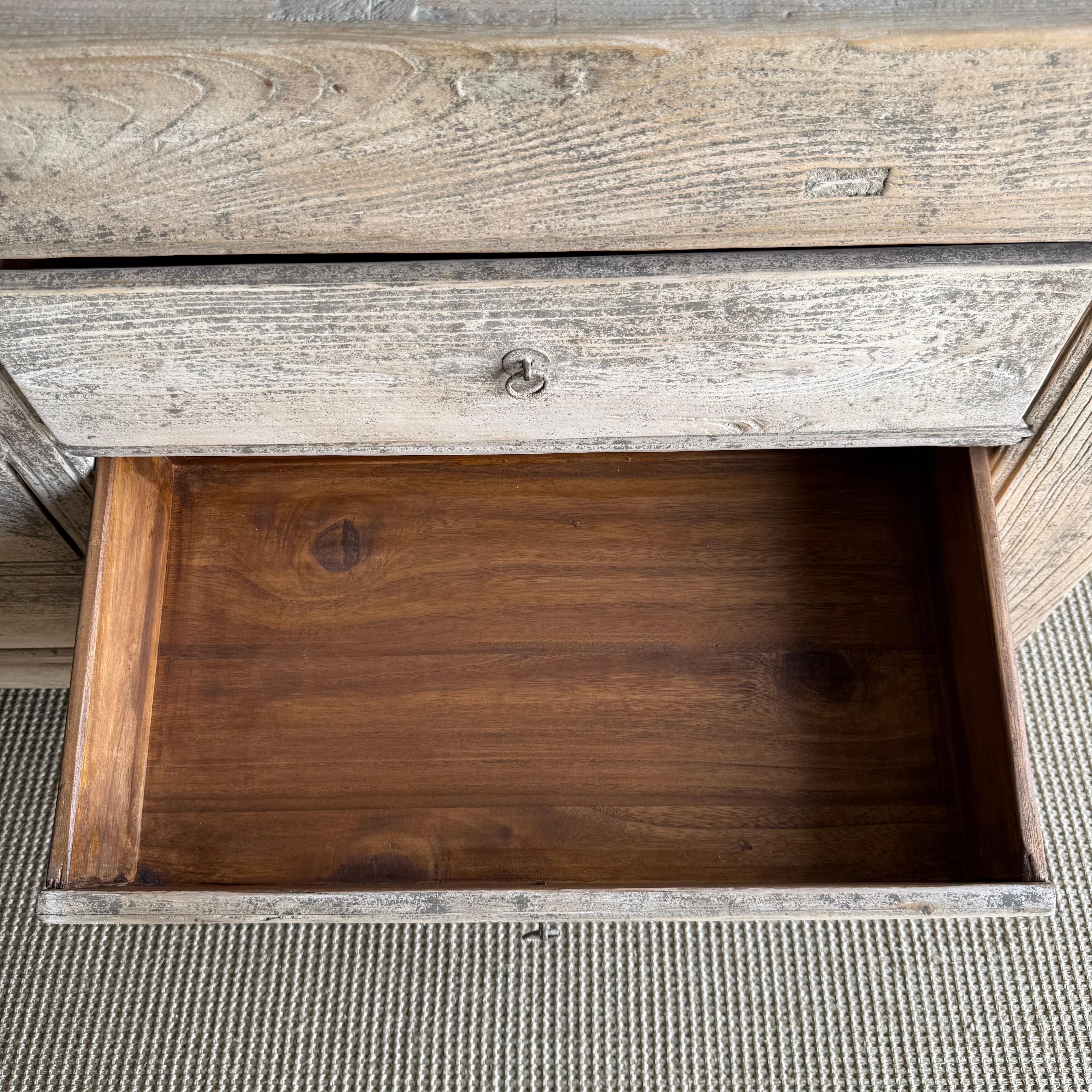 Cassettone o credenza in legno di recupero unico nel suo genere con finitura patinata in vendita 6