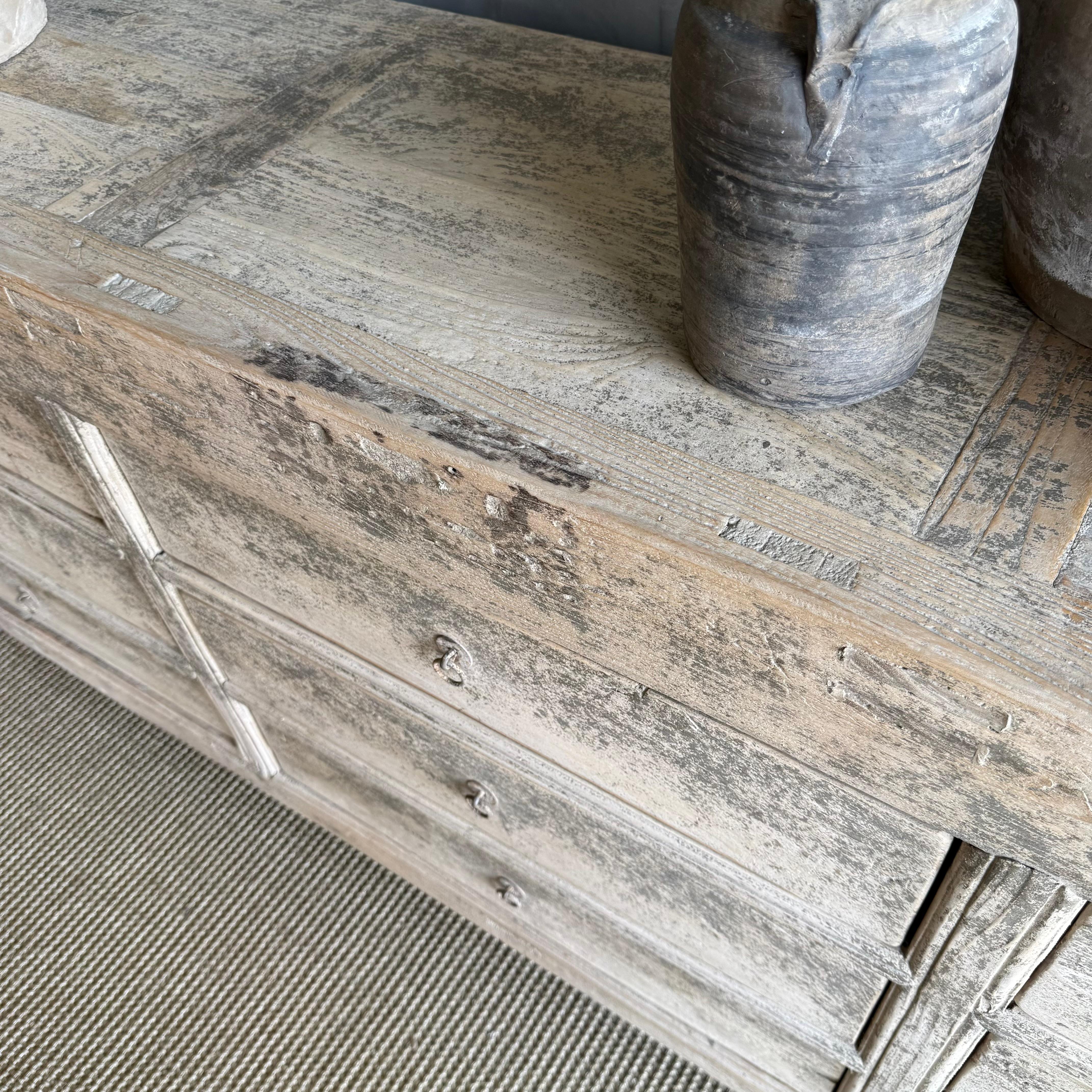 Cassettone o credenza in legno di recupero unico nel suo genere con finitura patinata in vendita 7