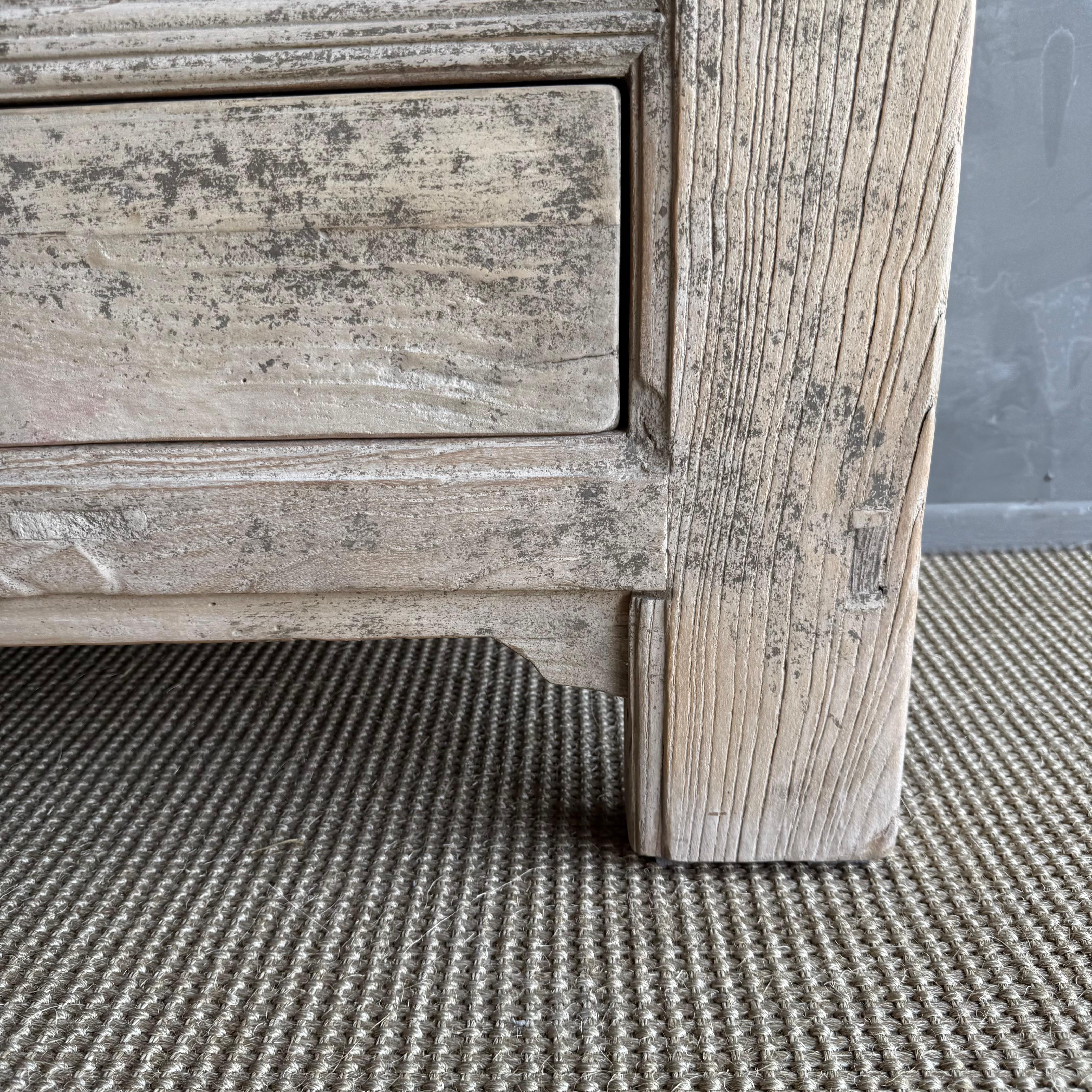 Cassettone o credenza in legno di recupero unico nel suo genere con finitura patinata in vendita 8