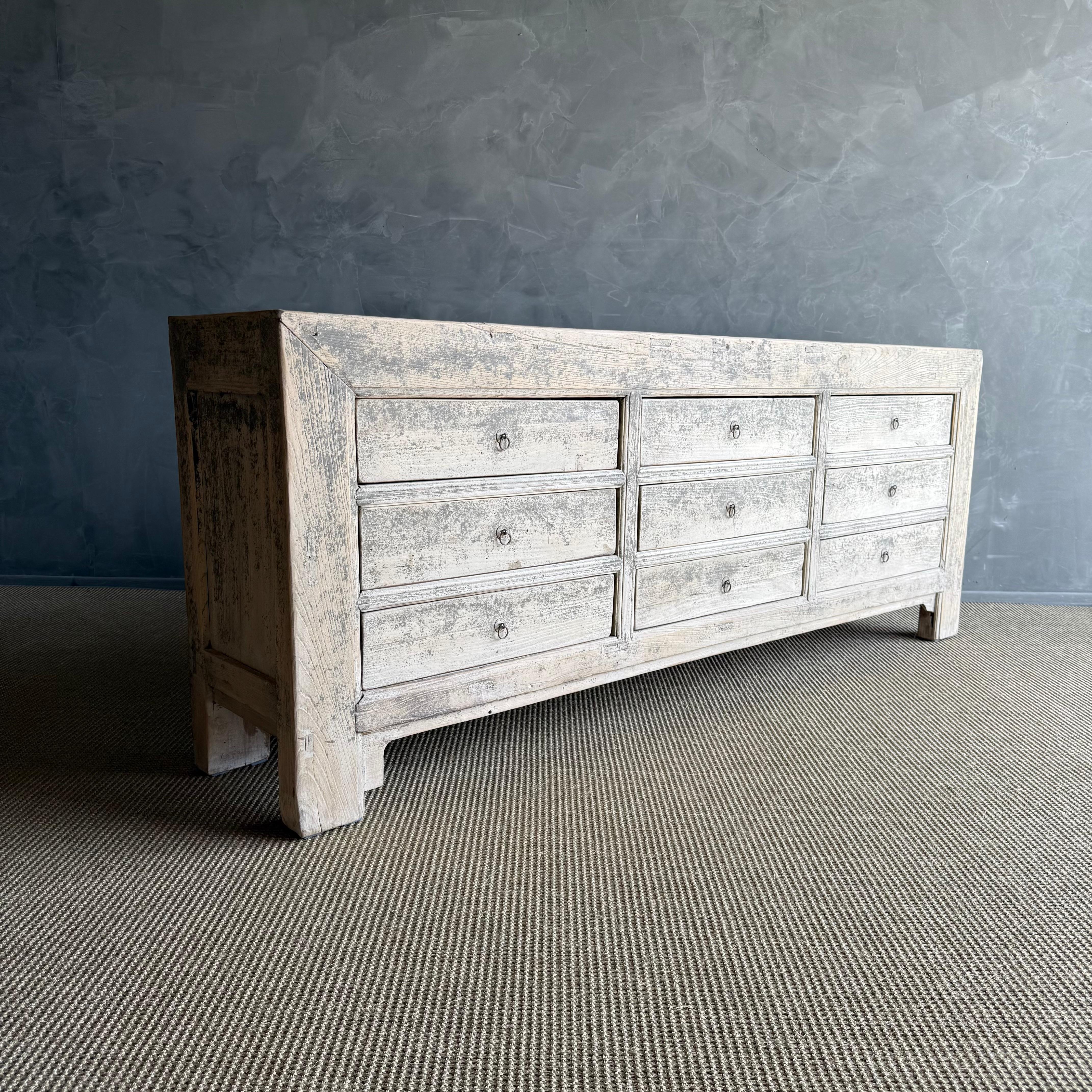 Cassettone o credenza in legno di recupero unico nel suo genere con finitura patinata in vendita 10