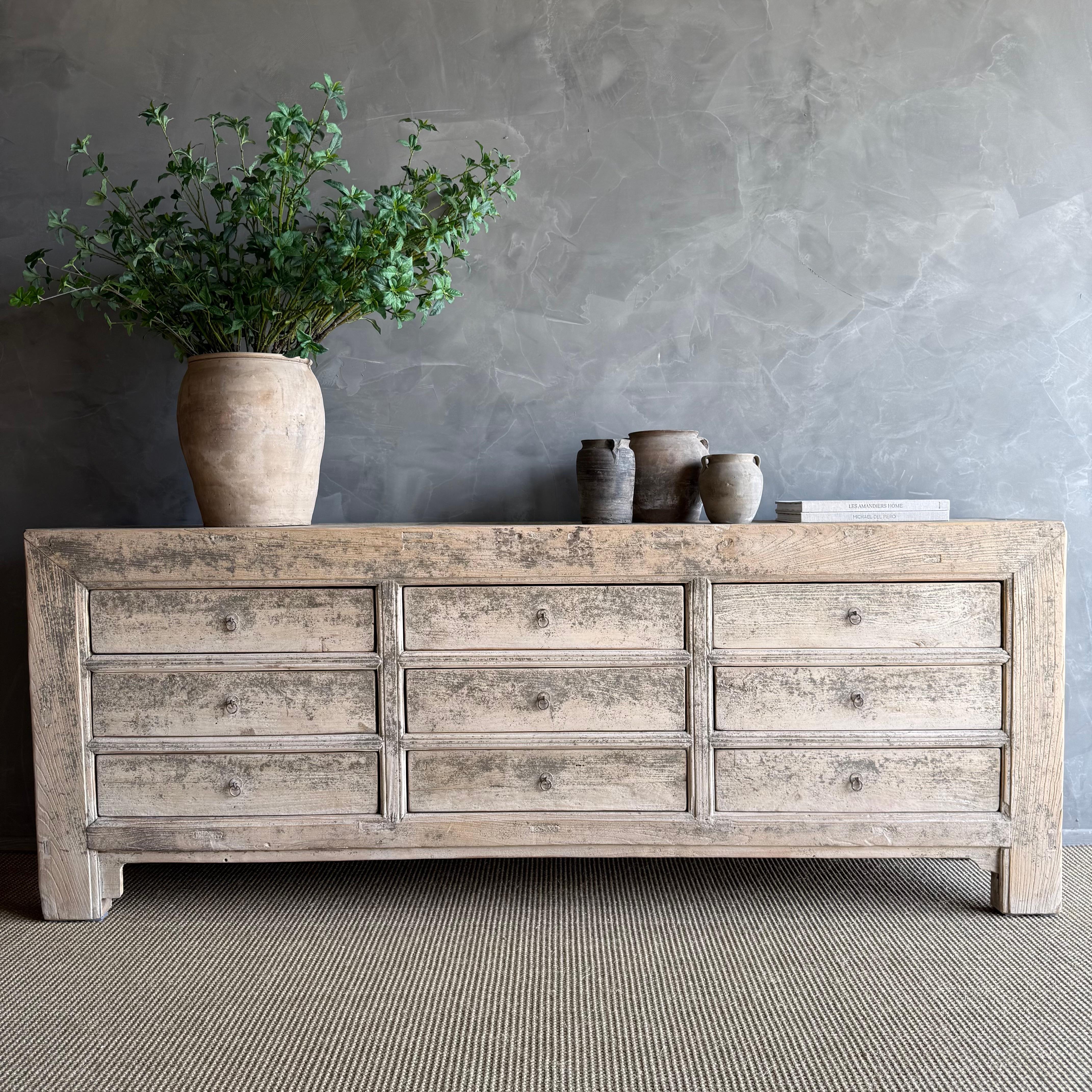 Grande credenza o cassettone con 9 cassetti
Un pezzo unico vintage, con numerosi cassetti.
La patina è un morbido legno sbiancato con sfumature grigio crema.
Pezzo solido, legno di recupero. 
94