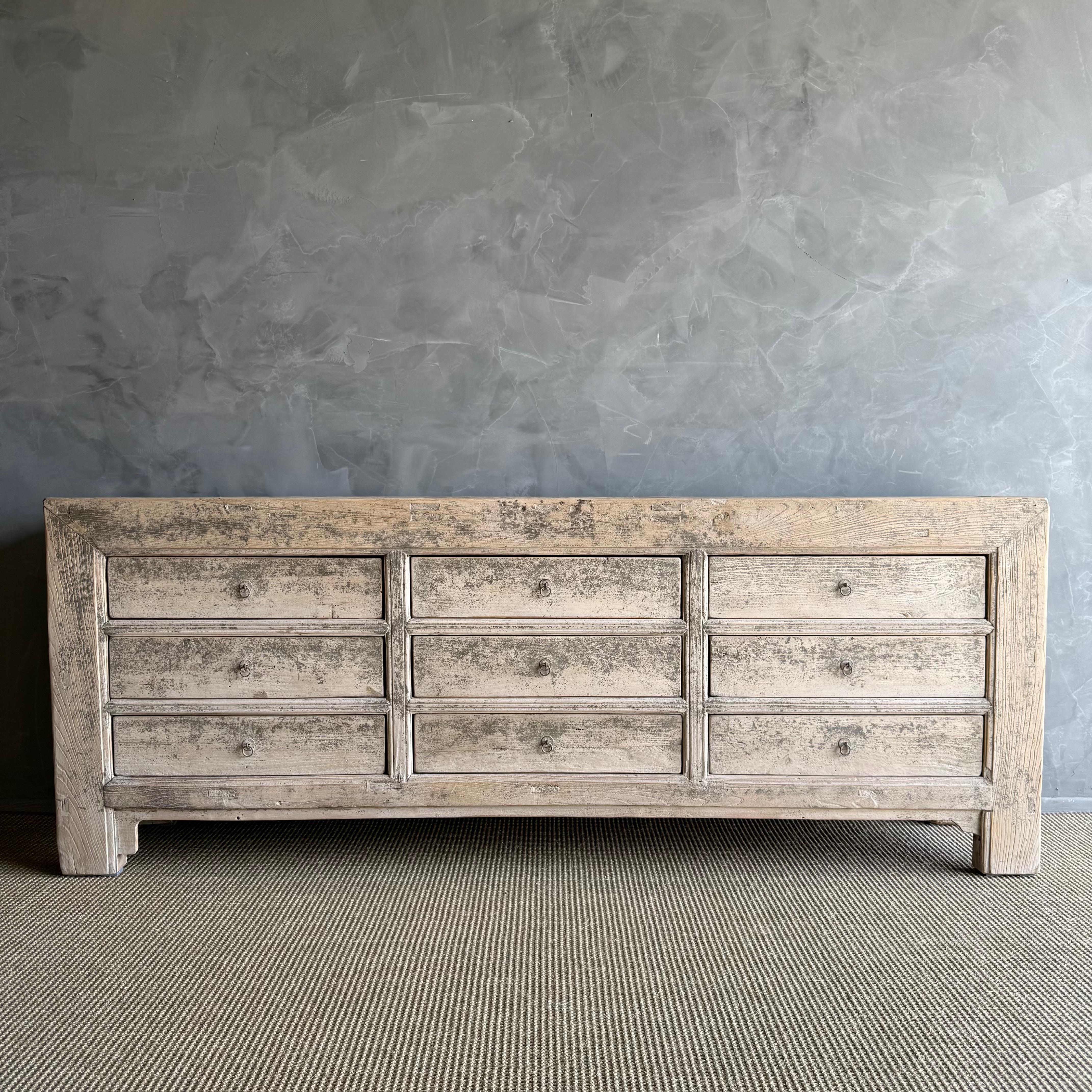 Organico moderno Cassettone o credenza in legno di recupero unico nel suo genere con finitura patinata in vendita