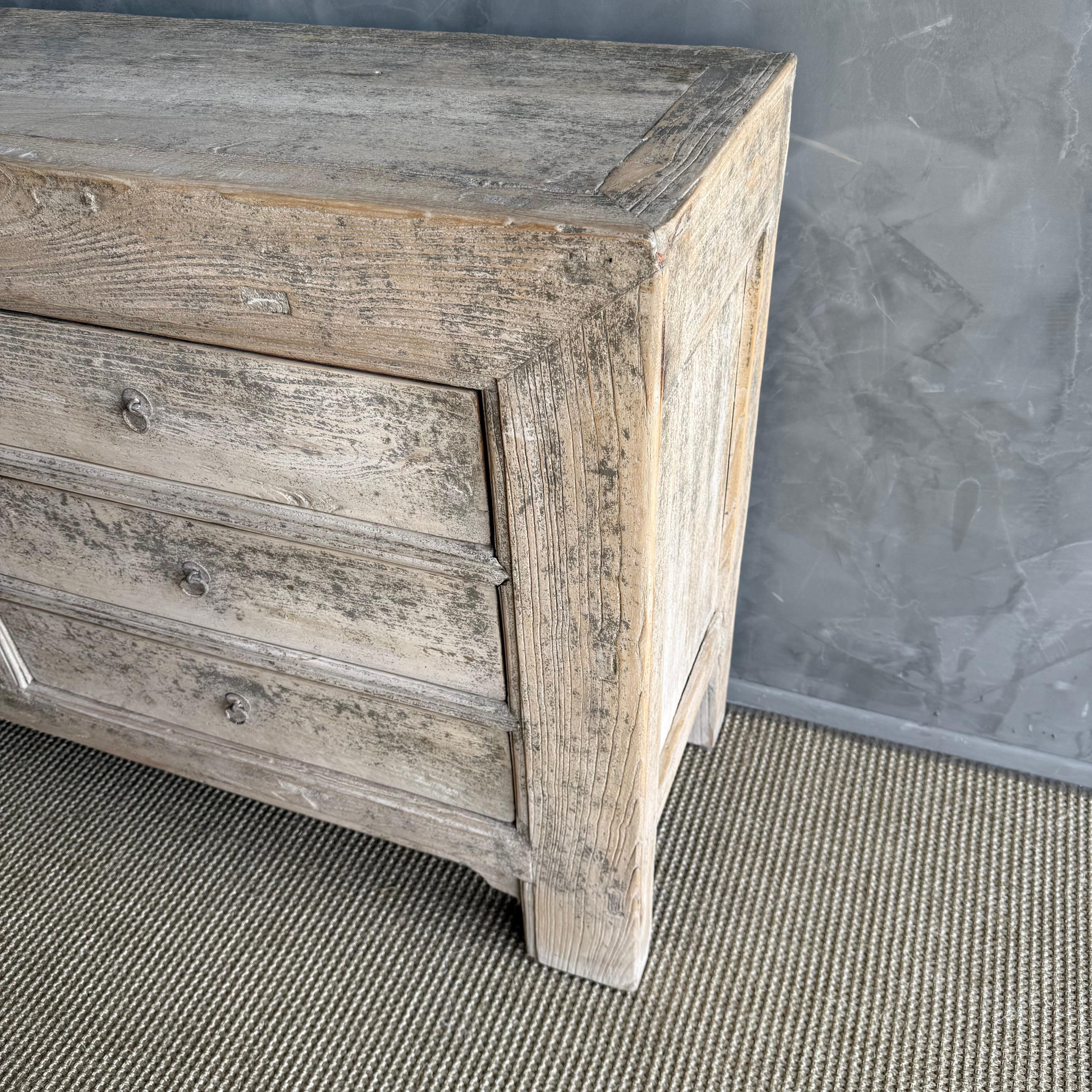 Cassettone o credenza in legno di recupero unico nel suo genere con finitura patinata In condizioni buone in vendita a Old Town Orange, CA