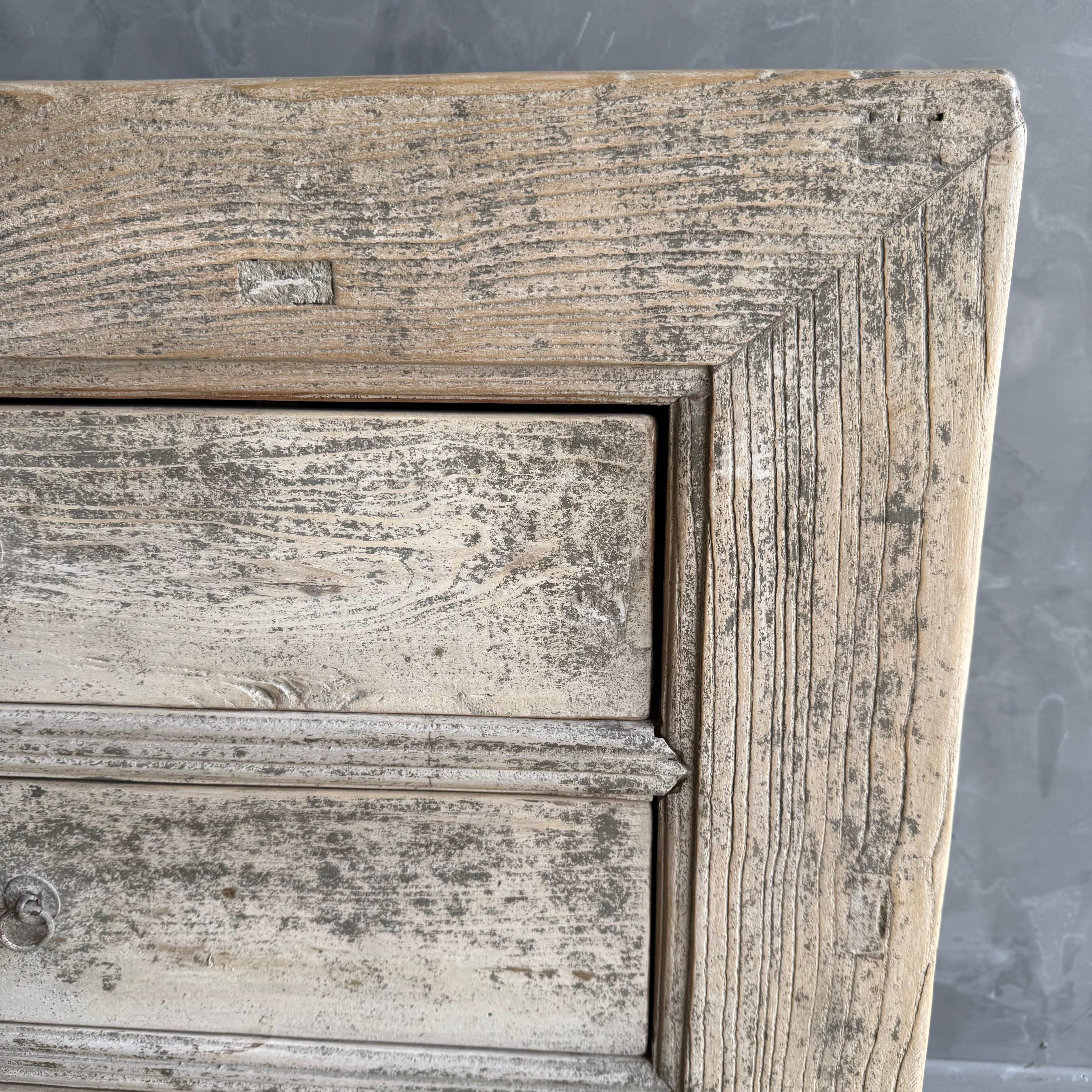 XX secolo Cassettone o credenza in legno di recupero unico nel suo genere con finitura patinata in vendita