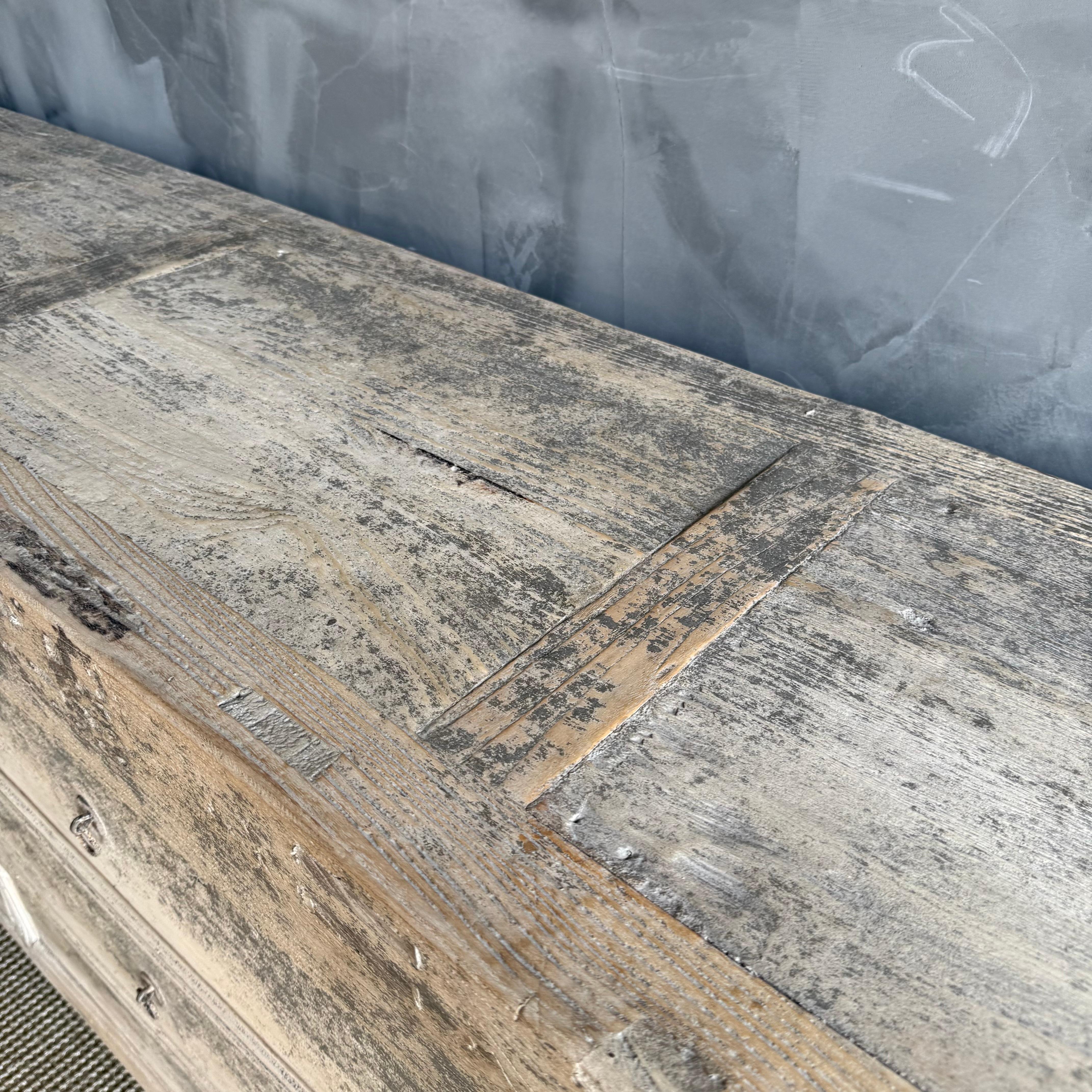 Cassettone o credenza in legno di recupero unico nel suo genere con finitura patinata in vendita 1