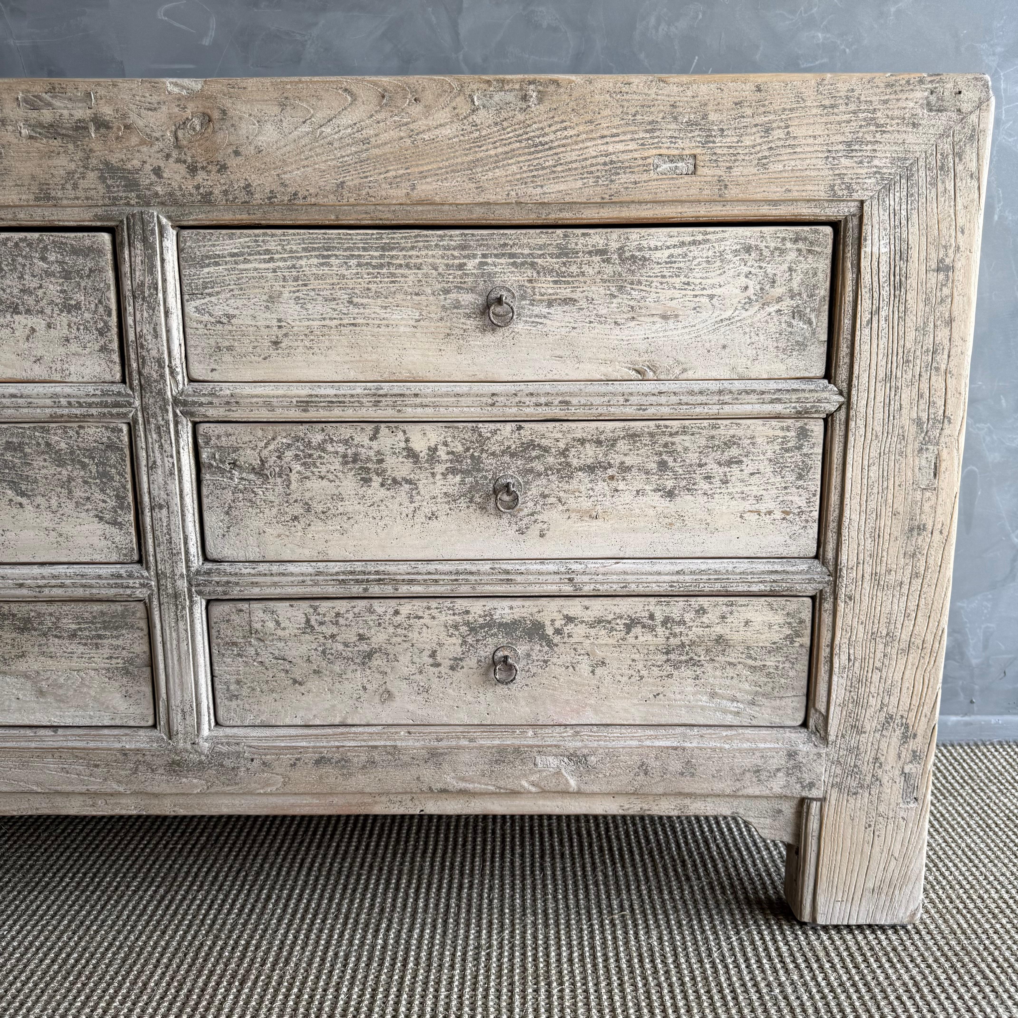 Cassettone o credenza in legno di recupero unico nel suo genere con finitura patinata in vendita 2