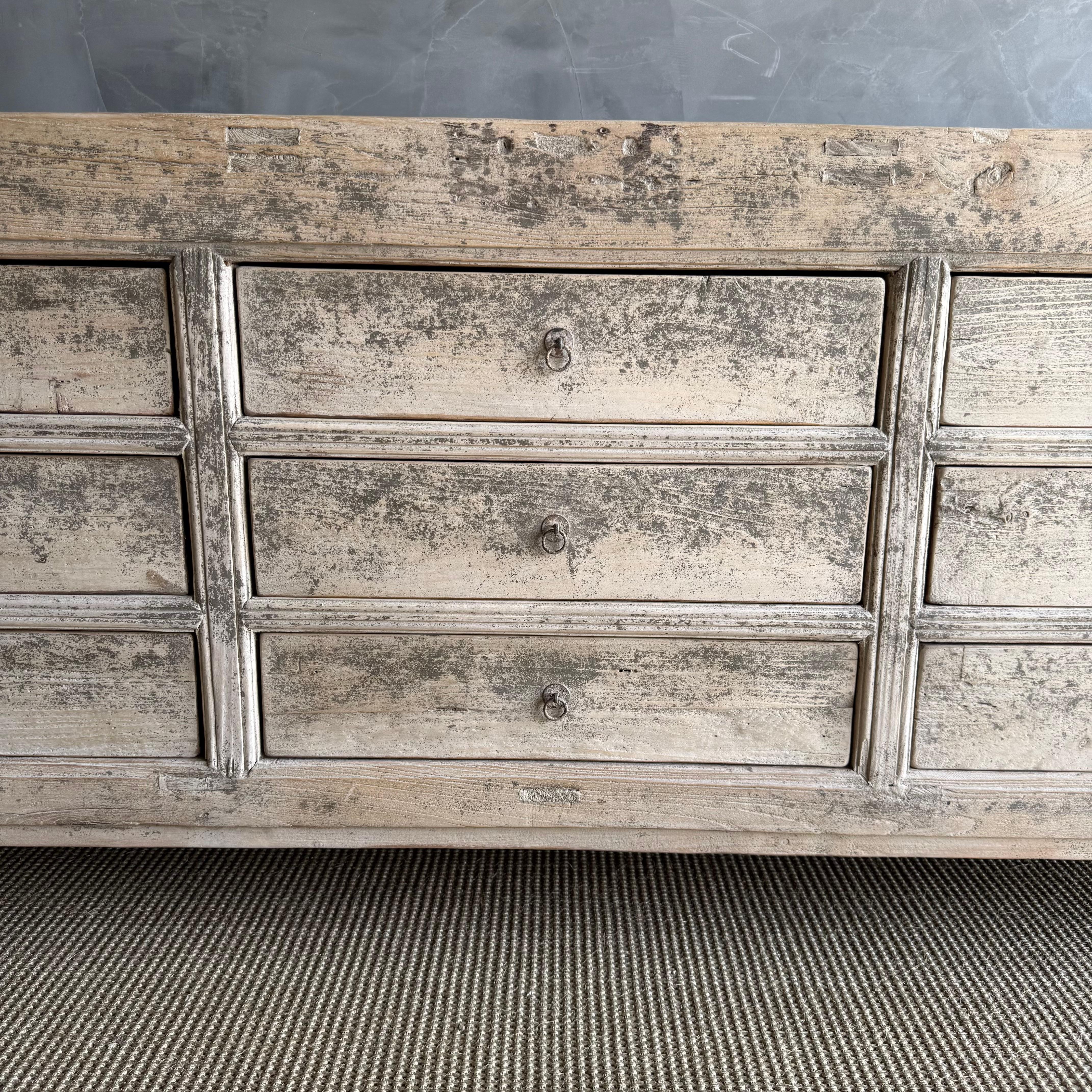 Cassettone o credenza in legno di recupero unico nel suo genere con finitura patinata in vendita 3