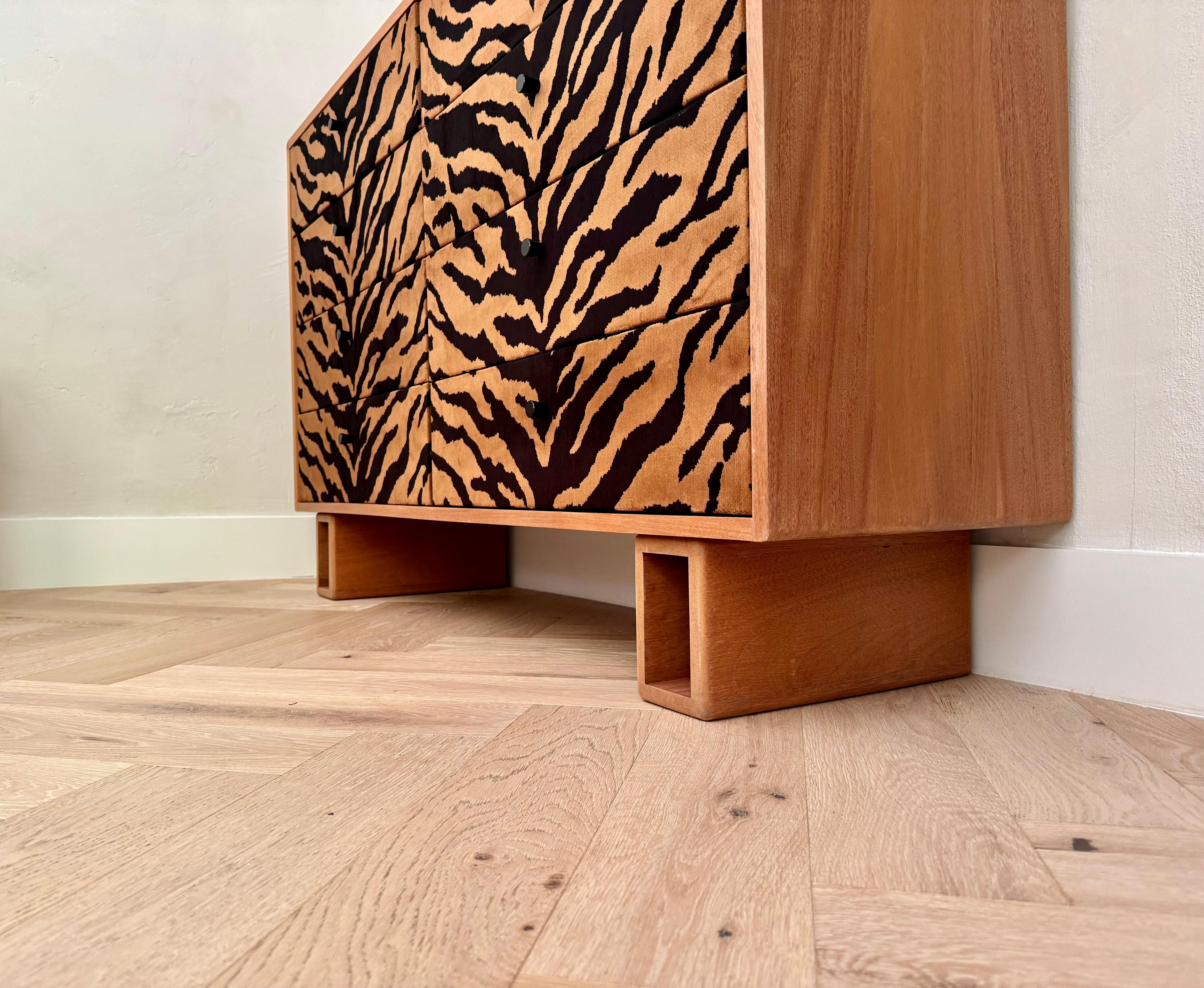 Fabrice ha progettato e realizzato a mano lo squisito comò Tiger Velvet a partire da un massello di mogano recuperato e da un tessuto esotico a stampa animale. Ha otto cassetti rivestiti in un bellissimo tessuto vellutato con stampa animalier, un