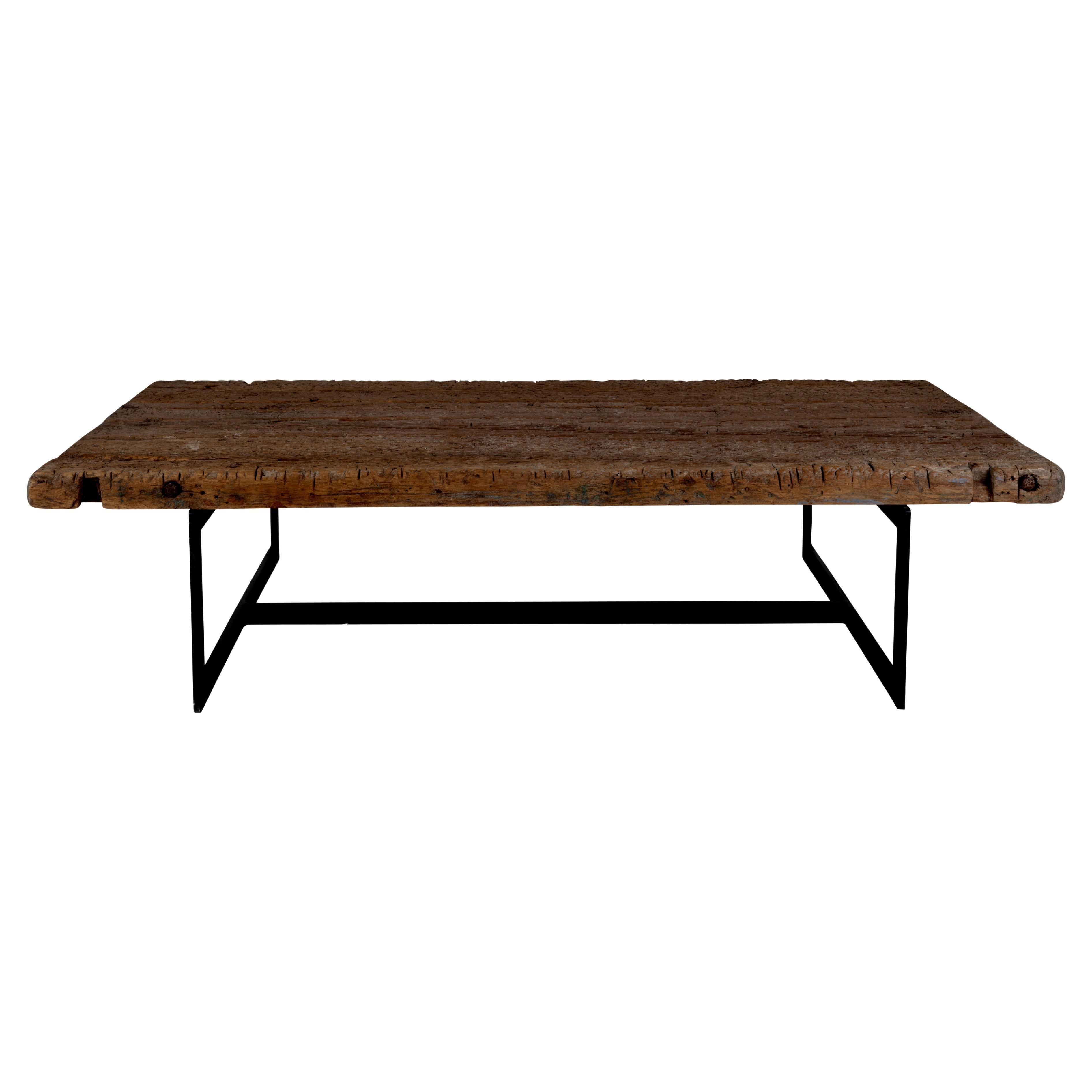 Reclaimed Wood Top Couchtisch mit Metallfuß im Angebot