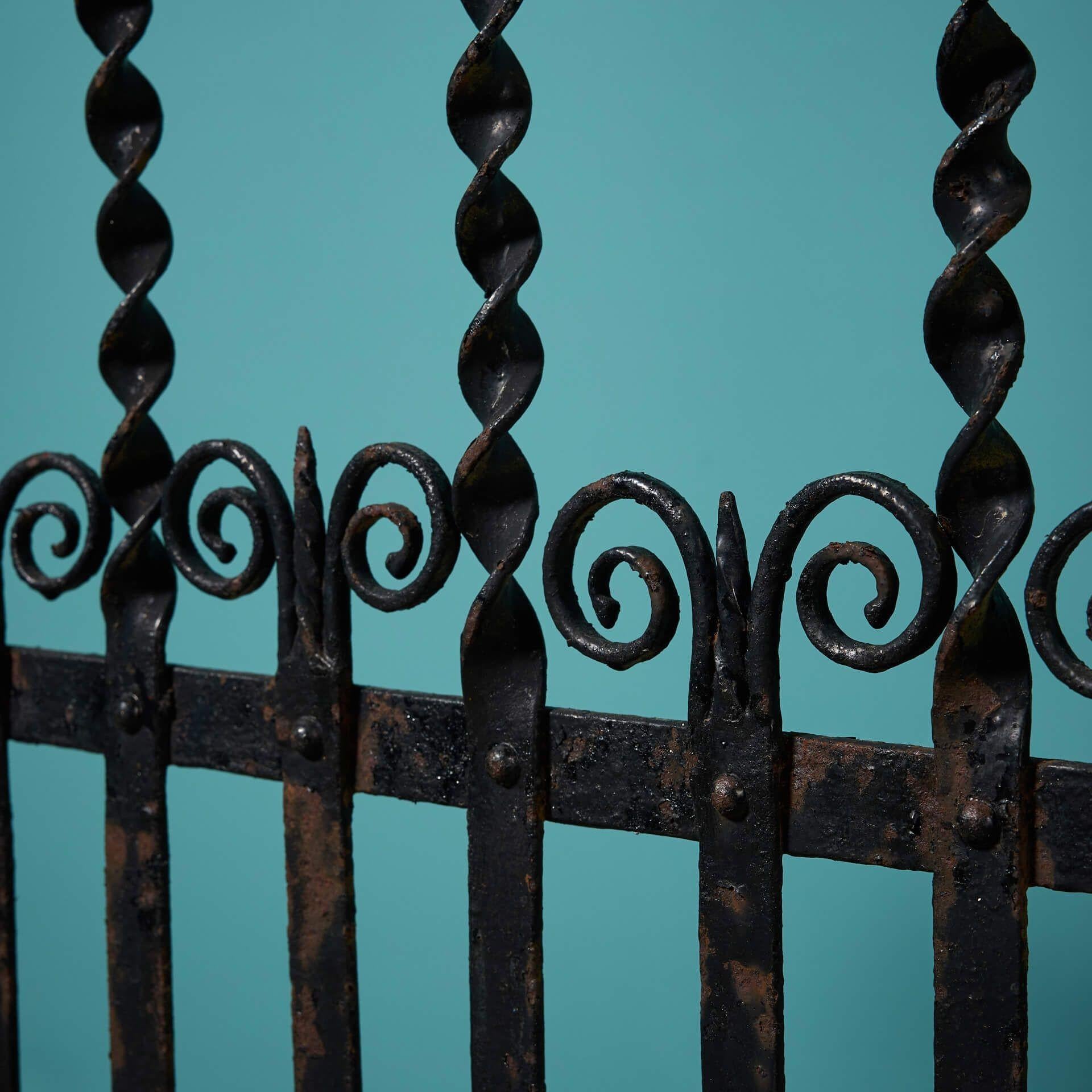 XX secolo Cancello pedonale in ferro battuto rigenerato in vendita