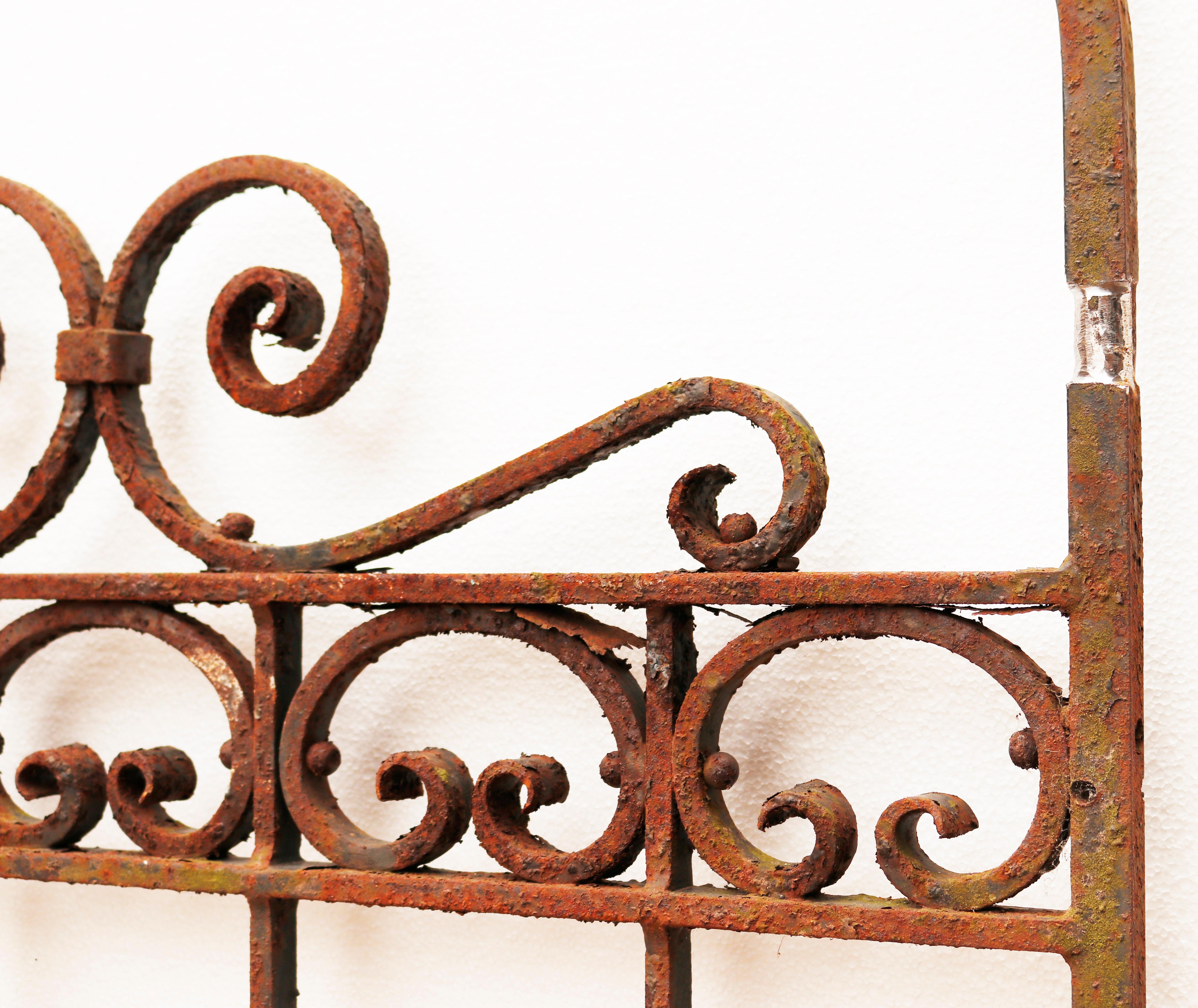 Wide antique wrought iron Victorian style gate. A very wide antique gate with an integral arched overthrow.

Additional Dimensions

This gate would fit an opening of approximately 160 cm (5 ft 2 inches).