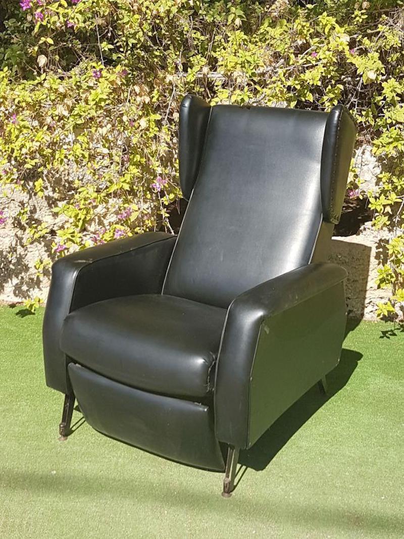 Precioso sillón reclinable original de los años 70, con un diseño elegante y muy moderno, fabricado con estructura metálica, acolchado de espuma sobre bastidor de madera.