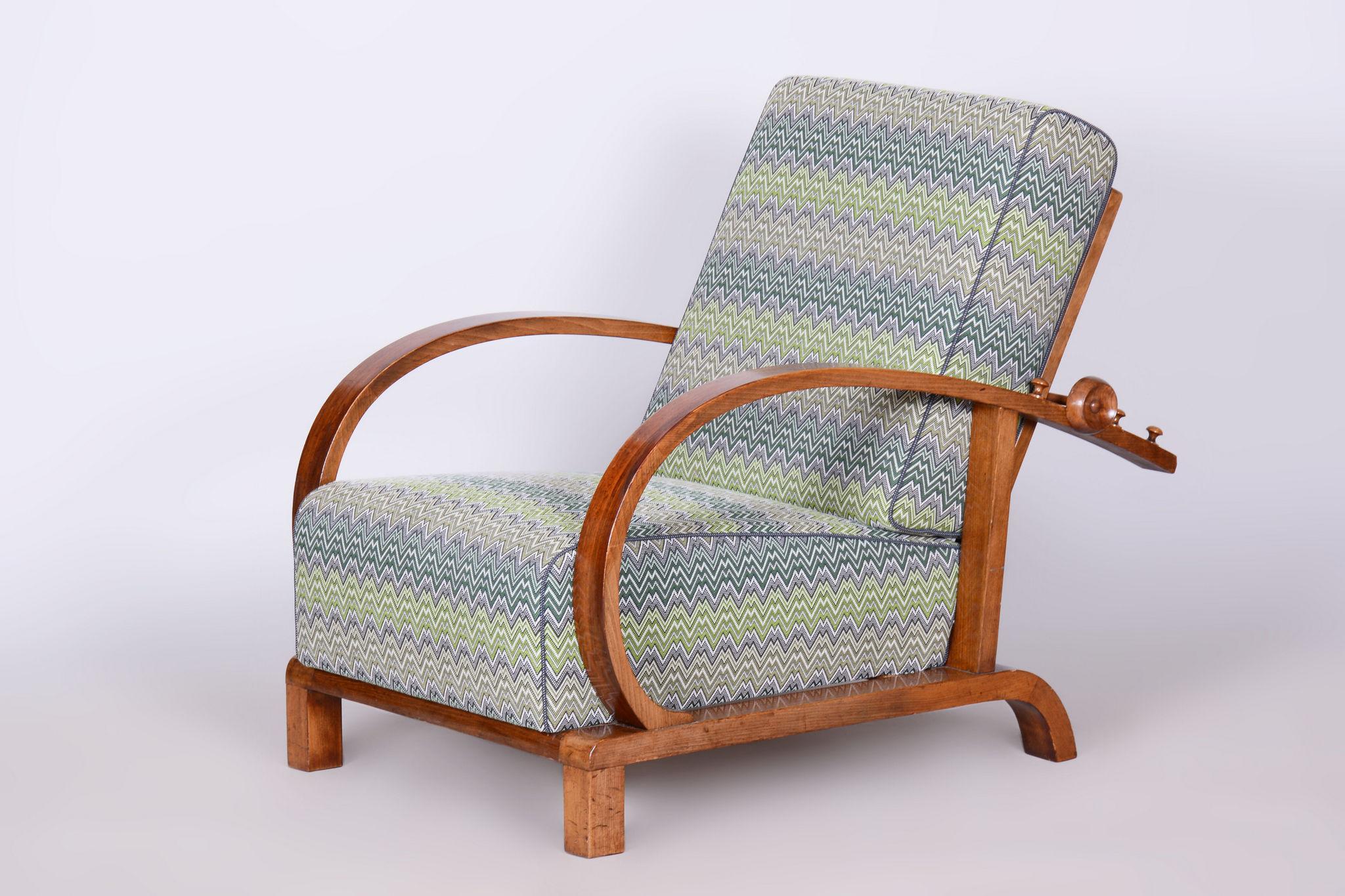 Conçu par Jindrich Halabala, un designer de renom reconnu pour avoir inauguré la production de meubles en série dans sa Tchécoslovaquie natale.								

Fabriqué par Up&Up, un célèbre fabricant et revendeur de meubles tchécoslovaques basé à Brno.
