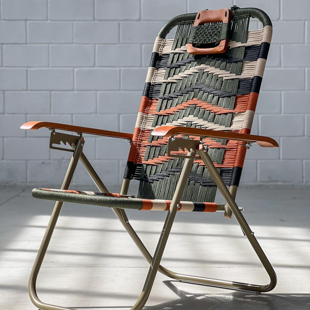 Softwood Reclining beach arm chair Japú - Trama 6 - Outdoor area - Dengô Brasil For Sale
