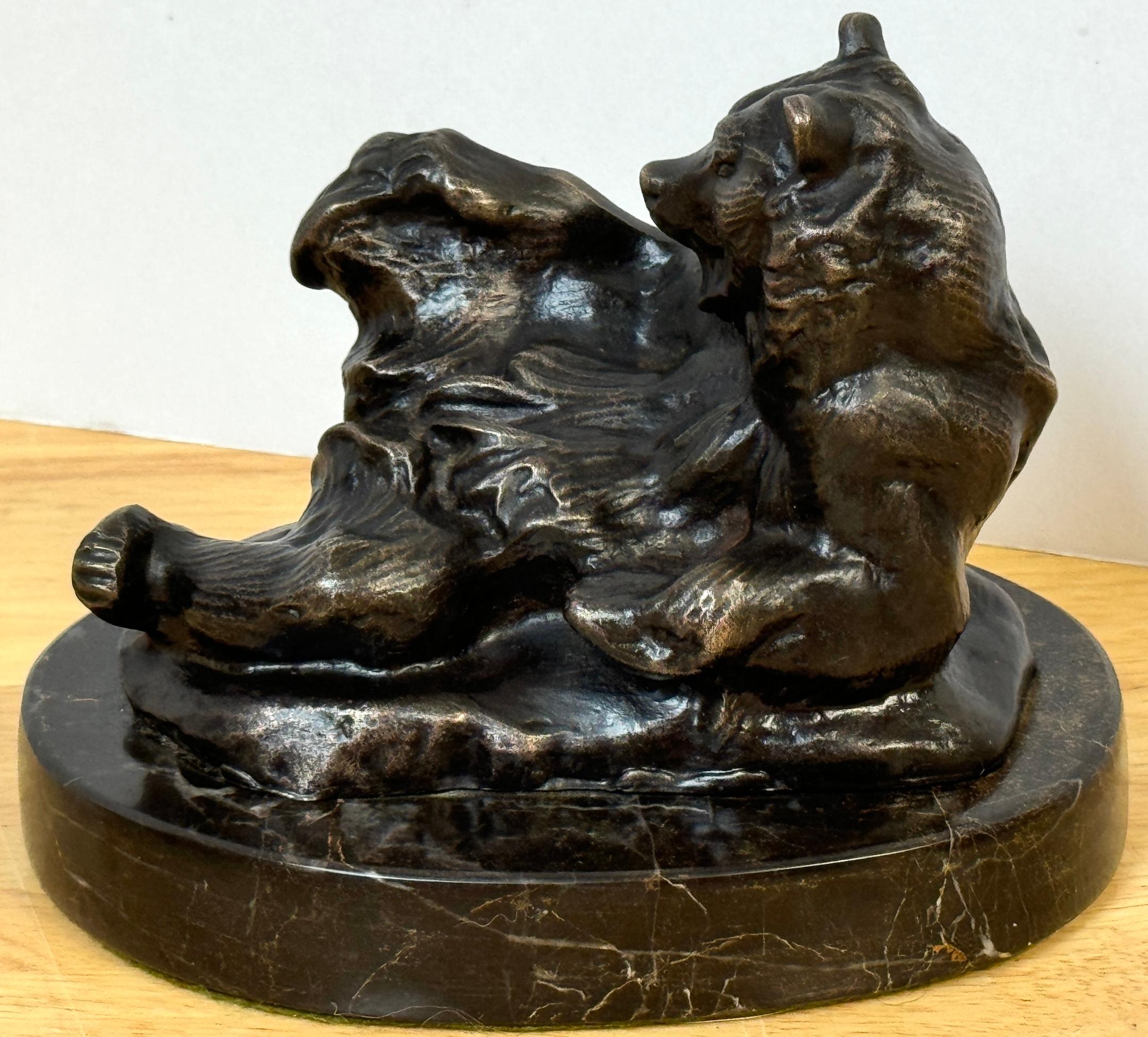 Oso reclinado, Escultura de bronce Después de, Antoine-Louis Barye 
Siglo XX, 1960 Reparto póstumo

Esta caprichosa escultura de bronce de un oso reclinado es una fundición póstuma del siglo XX, de la década de 1960, realizada según la obra de