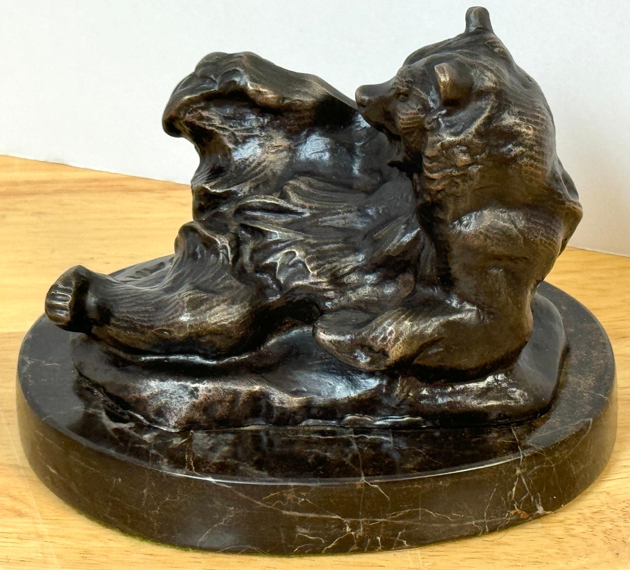 Oso reclinado, Escultura de bronce Después de, Antoine-Louis Barye siglo XX en venta