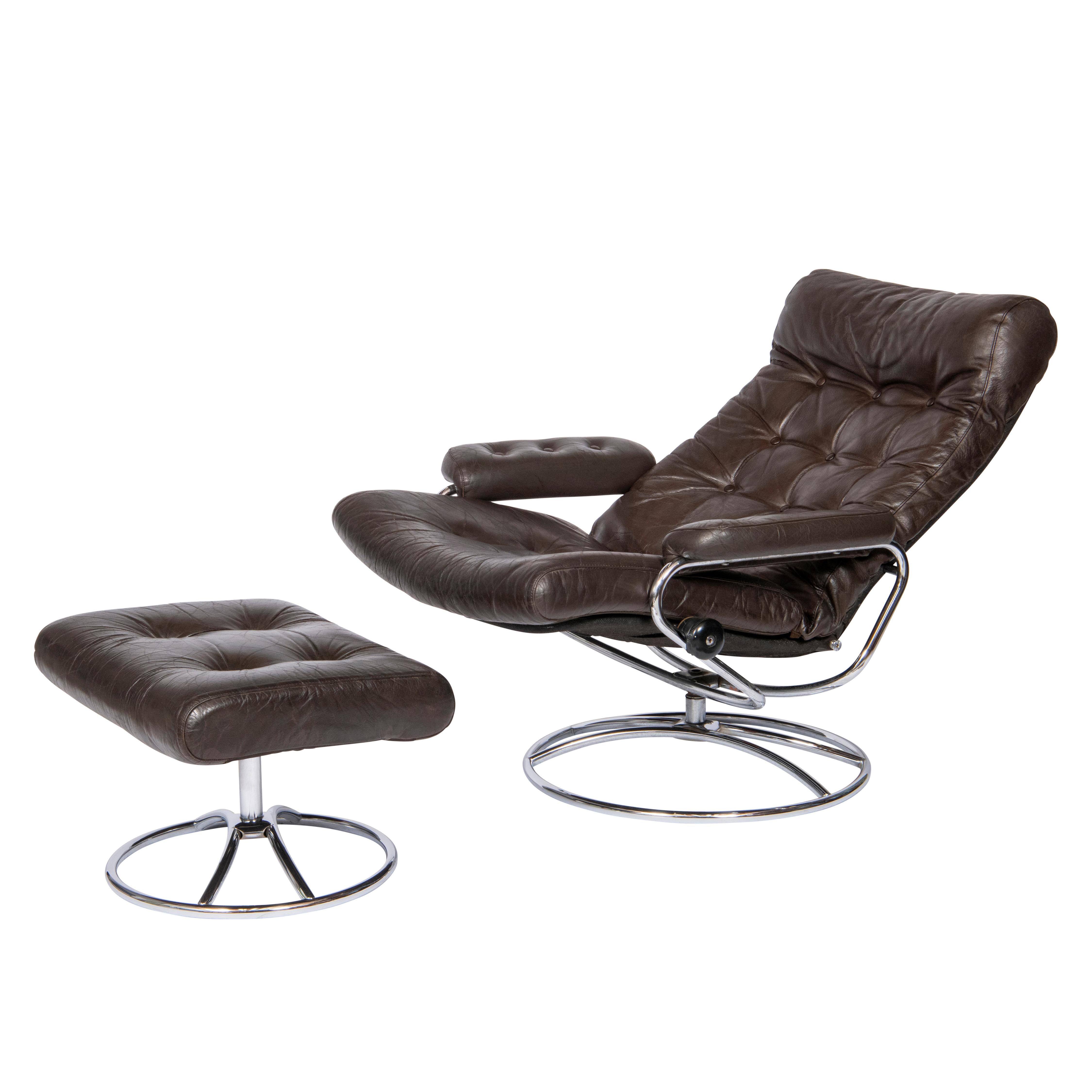 Par Ekornes Stressles

Avec cadre tubulaire chromé

président :  90 cm de haut x 83 cm de large x 70 cm de profondeur, hauteur d'assise 36 cm

tabouret : 38 cm de haut x 55 cm de large x 45 cm de profondeur