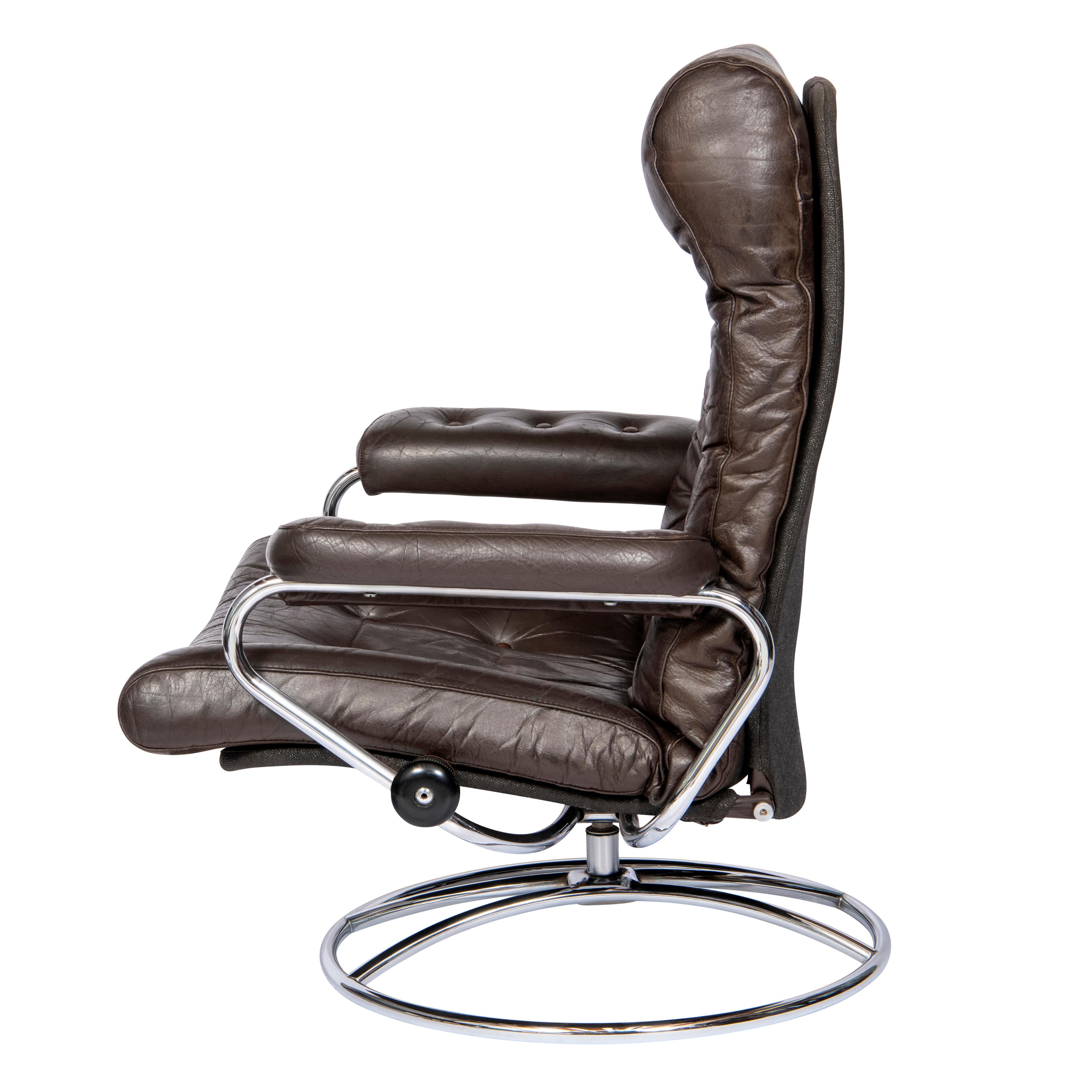 Polychromé Chaise inclinable et tabouret de pied, Norvège vers 1970 en vente