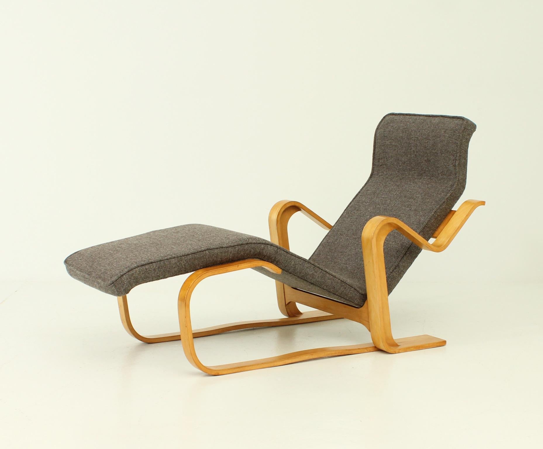 Chaise longue de relaxation conçue en 1935 par Marcel Breuer pour Isokon - Gavina. C'est une édition des années 1960 pour Gavina. Structure en contreplaqué de bouleau cintré et mousse neuve et revêtement en tissu Hallingdal pour Kvadrat.