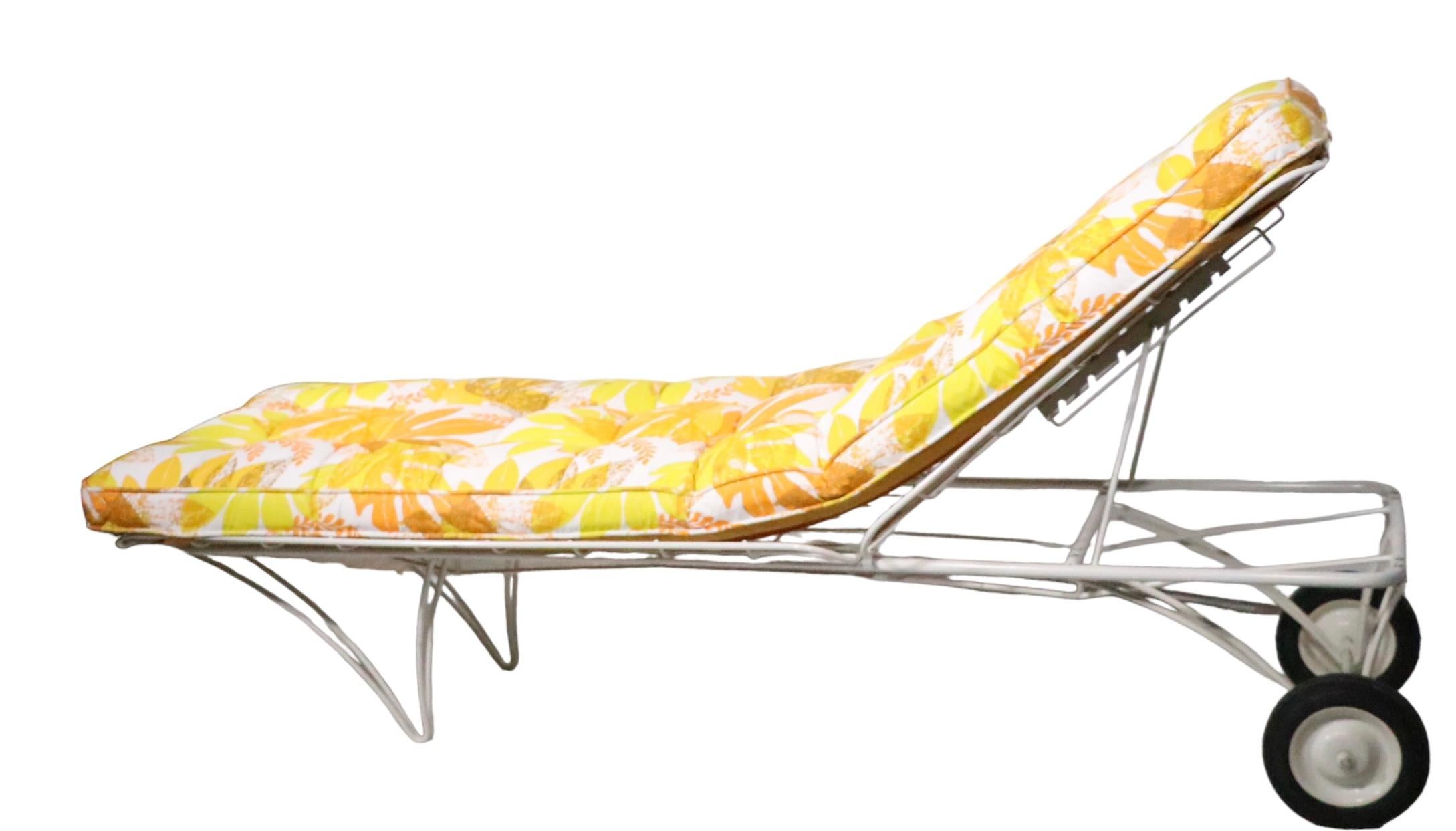 Reclining Daybed Poolside Garden Patio Chaise Lounge by Homecrest C 1950/1960s In Good Condition In New York, NY