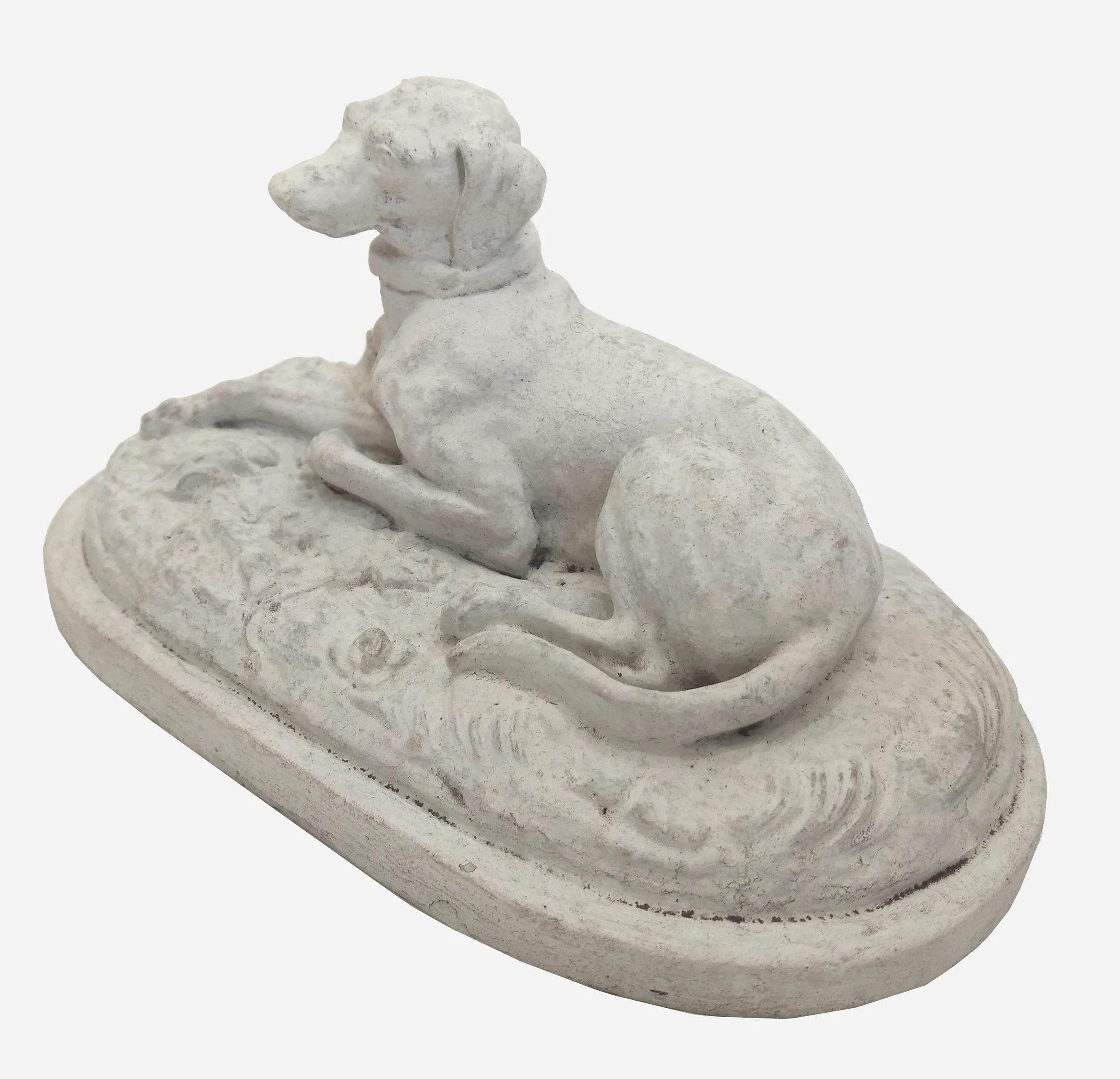 Reclining dog, plaster statuette France, circa 1880 In Good Condition For Sale In Paris, FR