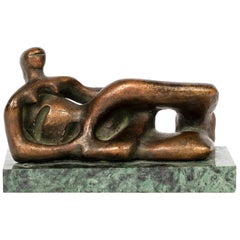 Figure féminine couchée Reproduction d'après Henry Moore:: vers 1971