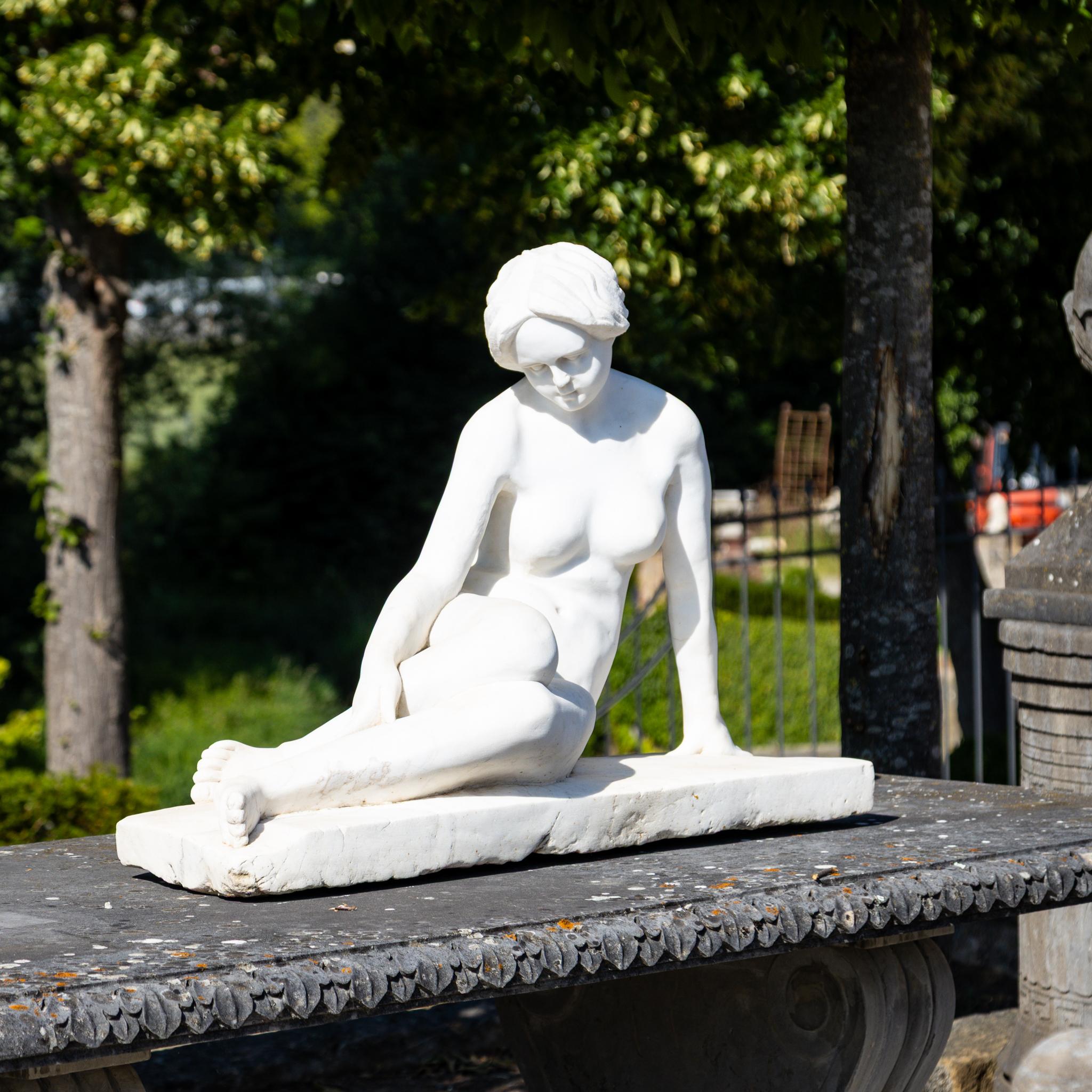 Jugendstil Nudo femminile reclinato in marmo, inizio XX secolo in vendita