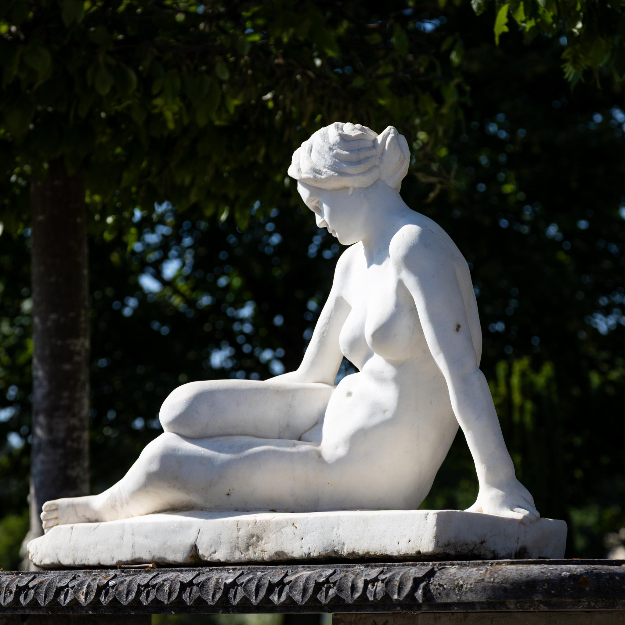 Intagliato a mano Nudo femminile reclinato in marmo, inizio XX secolo in vendita
