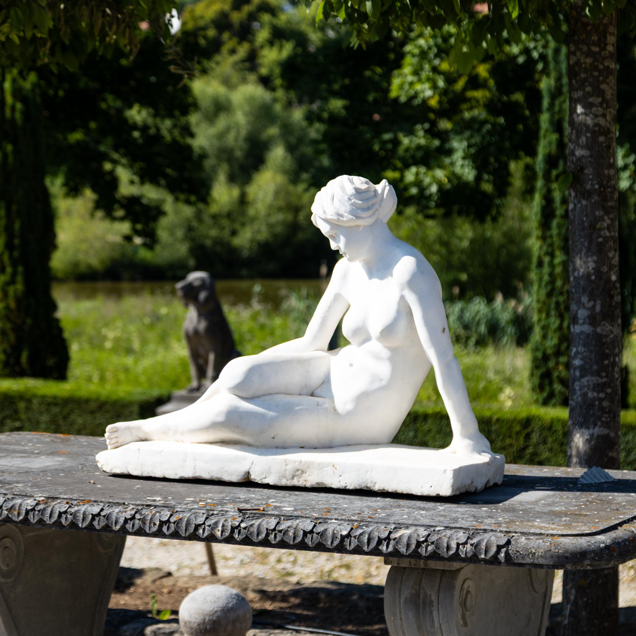 Nudo femminile reclinato in marmo, inizio XX secolo In condizioni buone in vendita a Greding, DE