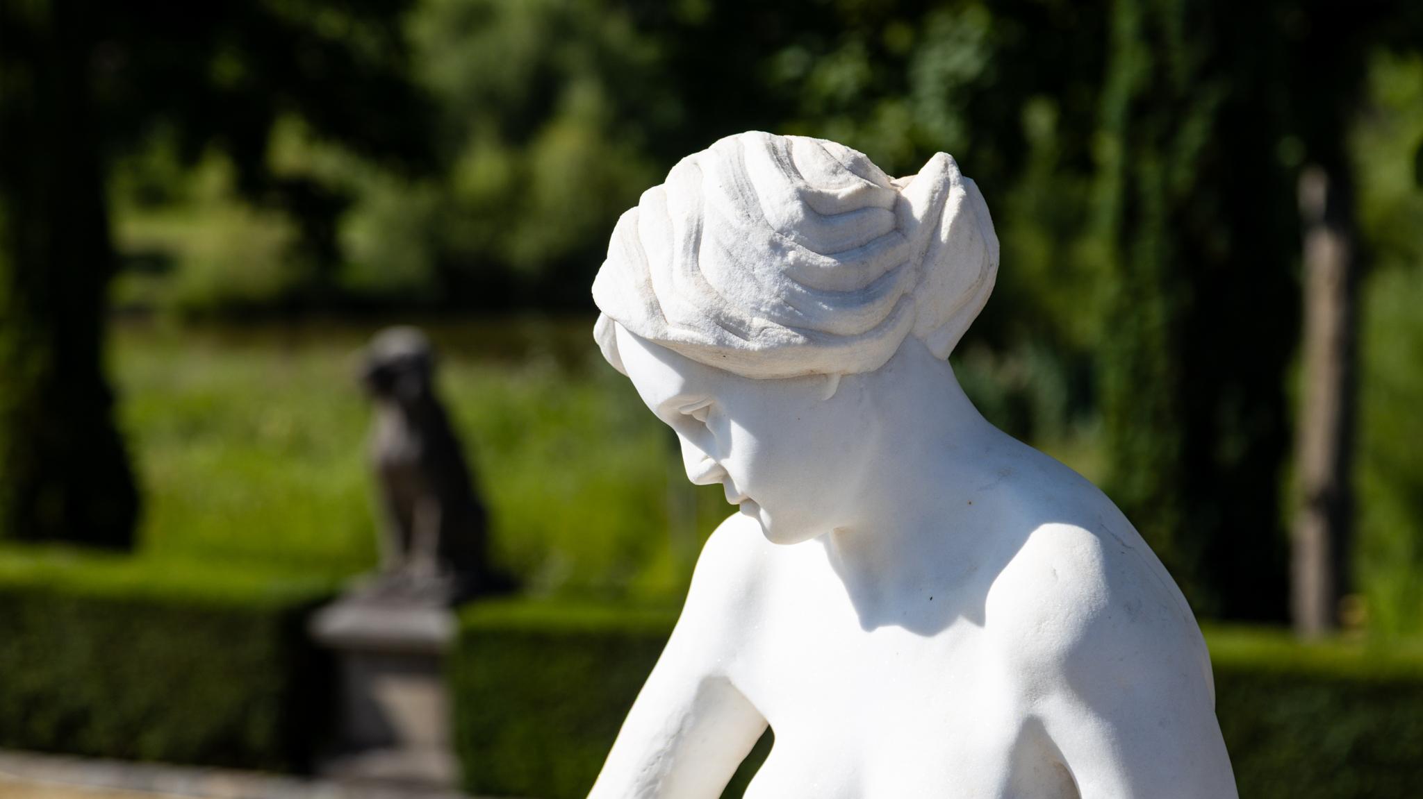 Marmo Nudo femminile reclinato in marmo, inizio XX secolo in vendita